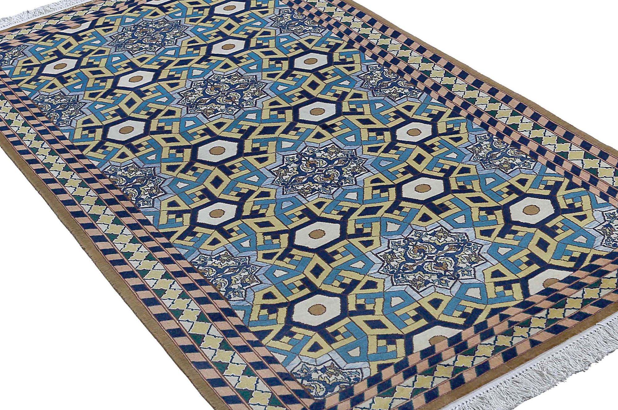Entdecken Sie die Eleganz des persischen Isfahan mit dem kleinen Teppich von CIRCA 1940. Dieses exklusive Design aus Wolle und Schwarz-Gelb ist perfekt, um Ihren Raum zu verschönern.