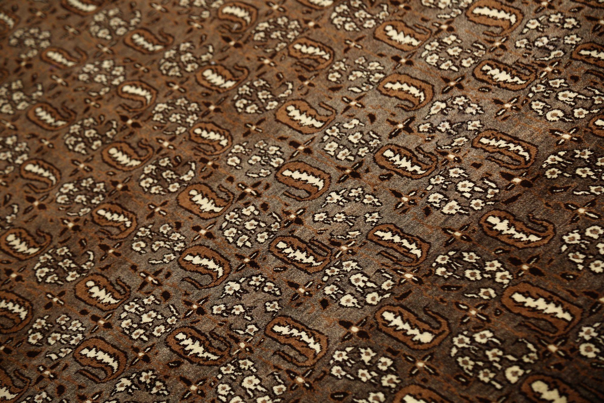 Entdecken Sie die Eleganz des persischen Isfahan mit dem kleinen Teppich von CIRCA 1940. Dieses exklusive Design aus Wolle und Braun ist perfekt, um Ihren Raum zu verschönern.