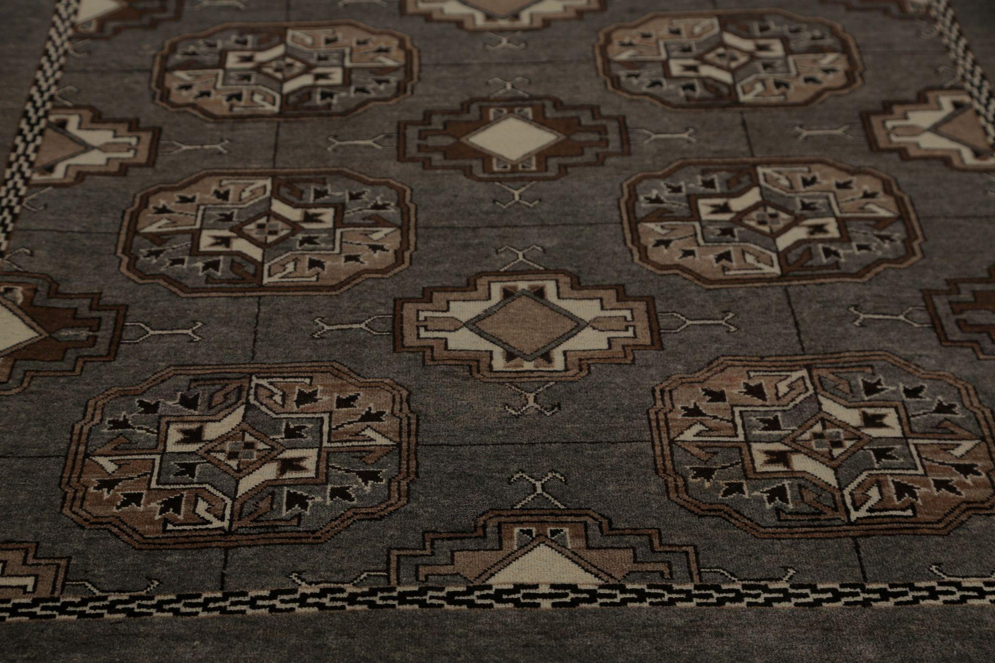 Entdecken Sie die Eleganz des persischen Isfahan mit dem kleinen Teppich von CIRCA 1940. Dieses exklusive Design aus Wolle und Braun ist perfekt, um Ihren Raum zu verschönern.
