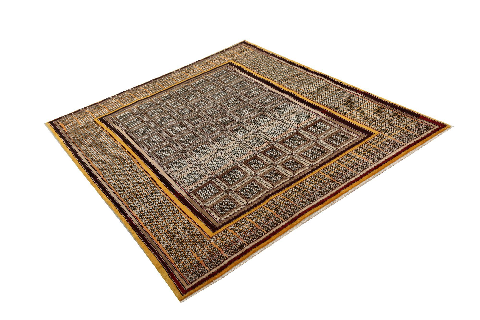 Découvrez l'élégance de l'Isfahan persan présentant un petit tapis datant de 1940 environ. Conçu avec de la laine et du brun-ivoire-orange-jaune, ce design exclusif est parfait pour mettre en valeur votre espace.