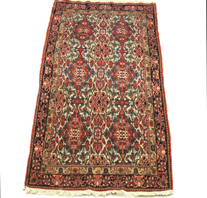 Scopri l'eleganza del tappeto persiano Isfahan di piccole dimensioni del 1970. Progettato con lana e IvoryRed, questo design esclusivo è perfetto per valorizzare il tuo spazio.