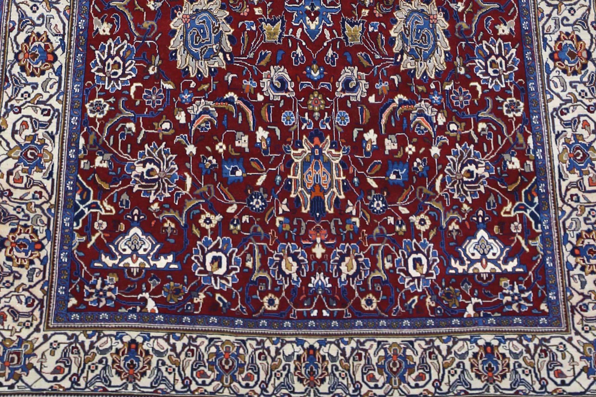 Scopri l'eleganza del tappeto persiano Isfahan di piccole dimensioni del 1940. Progettato in lana e rosso, questo design esclusivo è perfetto per valorizzare il tuo spazio.