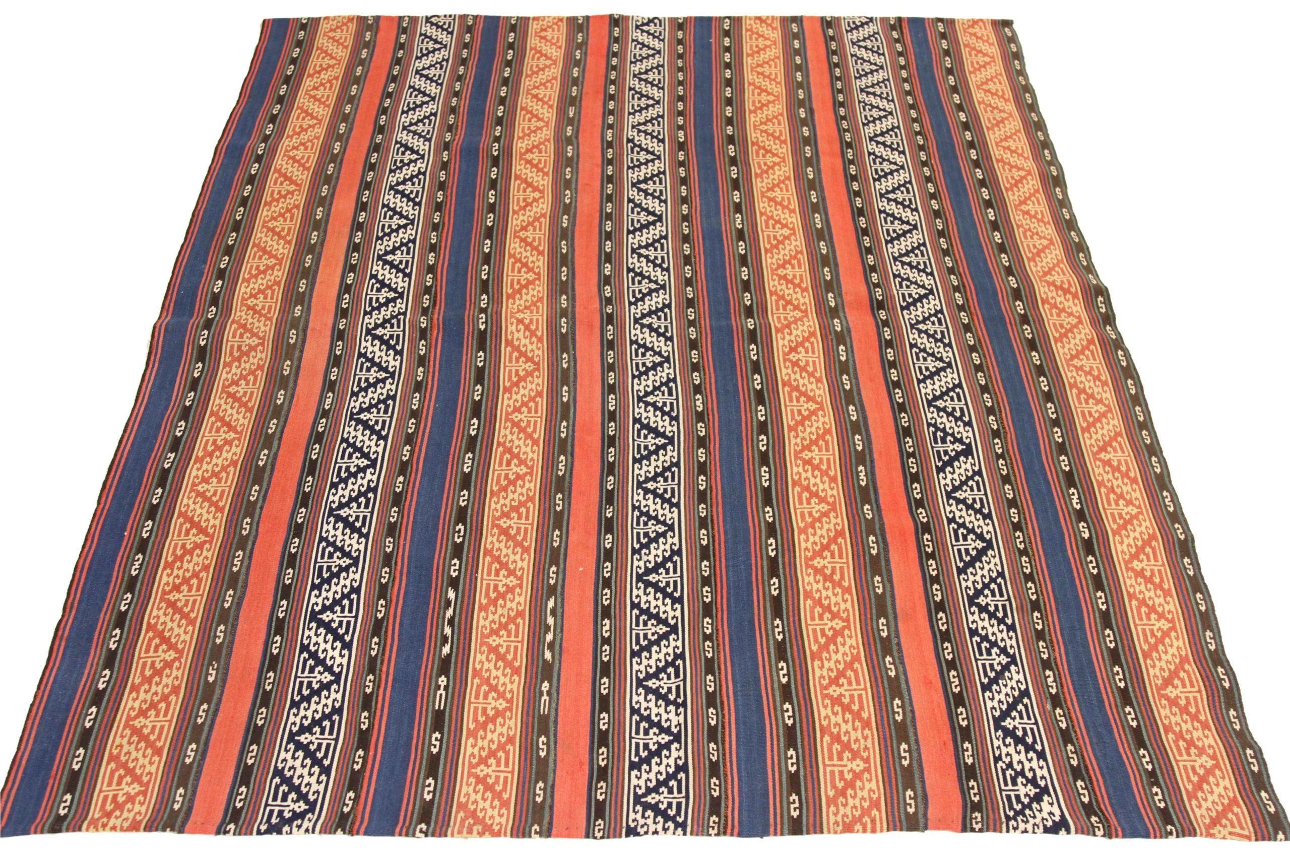 Entdecken Sie die Eleganz der persischen Jajim mit Teppichen um 1880. Dieses exklusive Design, das mit viel Liebe zum Detail entworfen wurde, ist perfekt, um Ihren Raum zu verschönern.