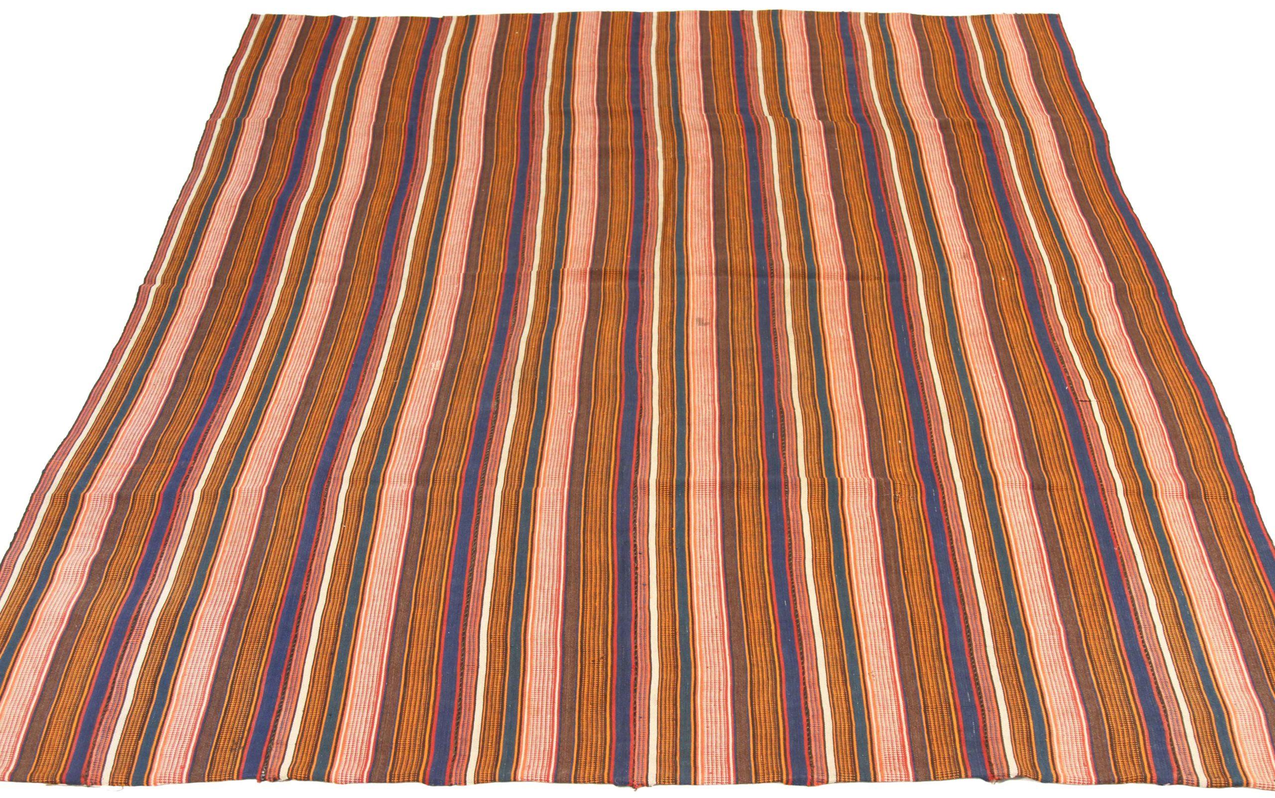 Scopri l'eleganza dei tappeti persiani Jajim con caratteristiche CIRCA 1880. Progettato con una meticolosa attenzione ai dettagli, questo design esclusivo è perfetto per valorizzare il tuo spazio.