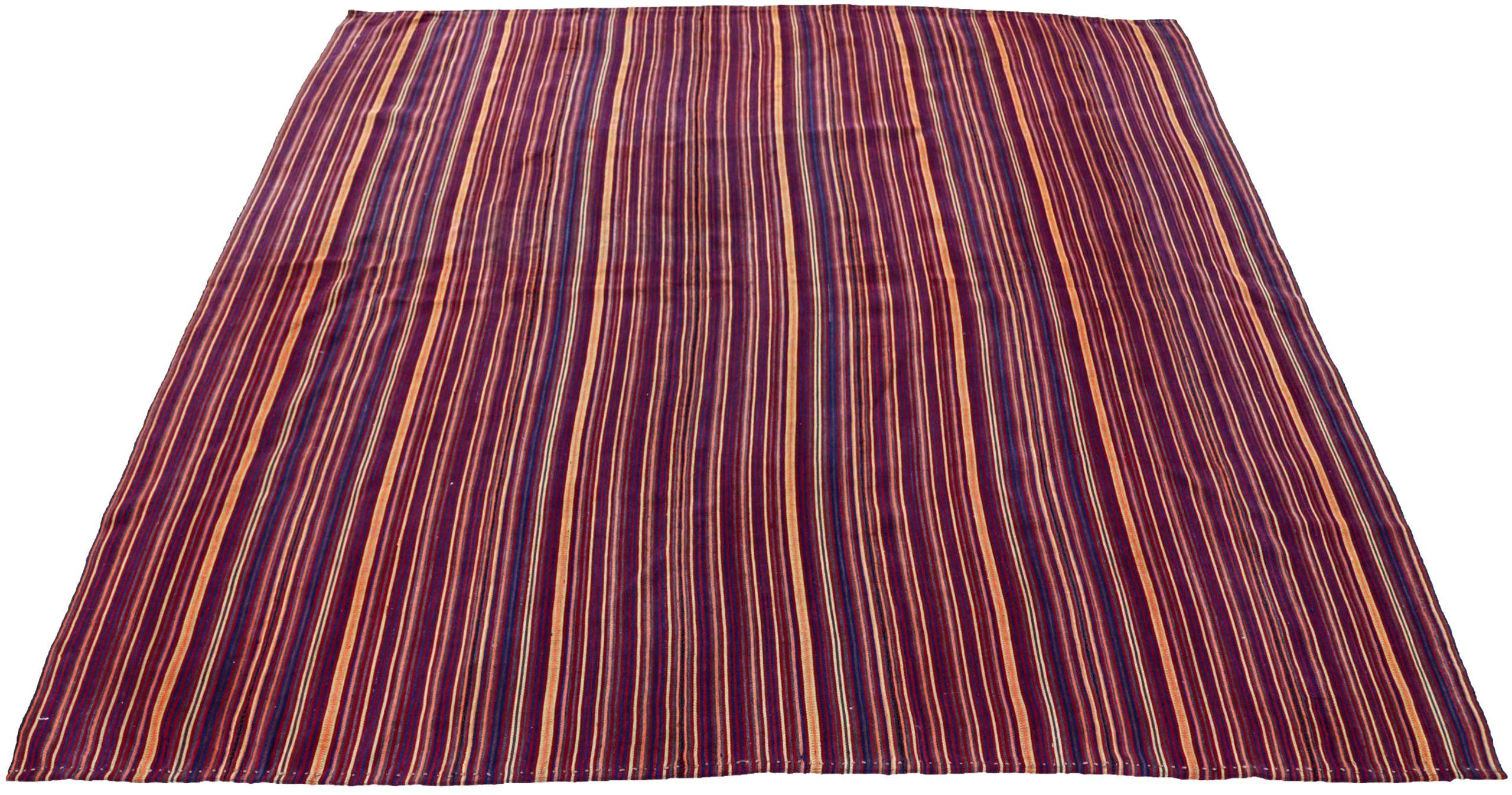 Entdecken Sie die Eleganz der persischen Jajim mit Teppichen um 1910. Dieses exklusive Design aus Wolle und Blau-Elfenbein-Rot ist perfekt, um Ihren Raum zu verschönern.