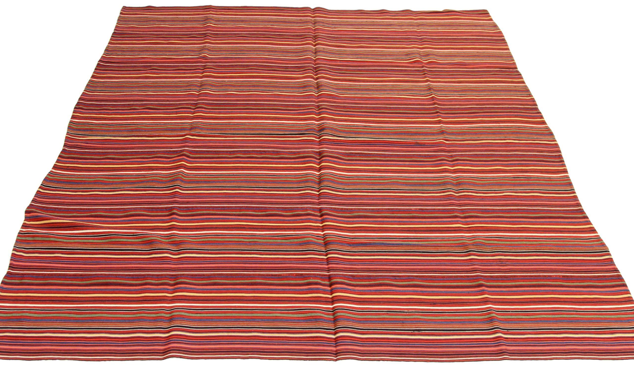 Scopri l'eleganza del Jajim persiano, caratterizzato da una splendida lavorazione artigianale del 1880 circa. Progettato con una meticolosa attenzione ai dettagli, questo design esclusivo è perfetto per valorizzare il tuo spazio.