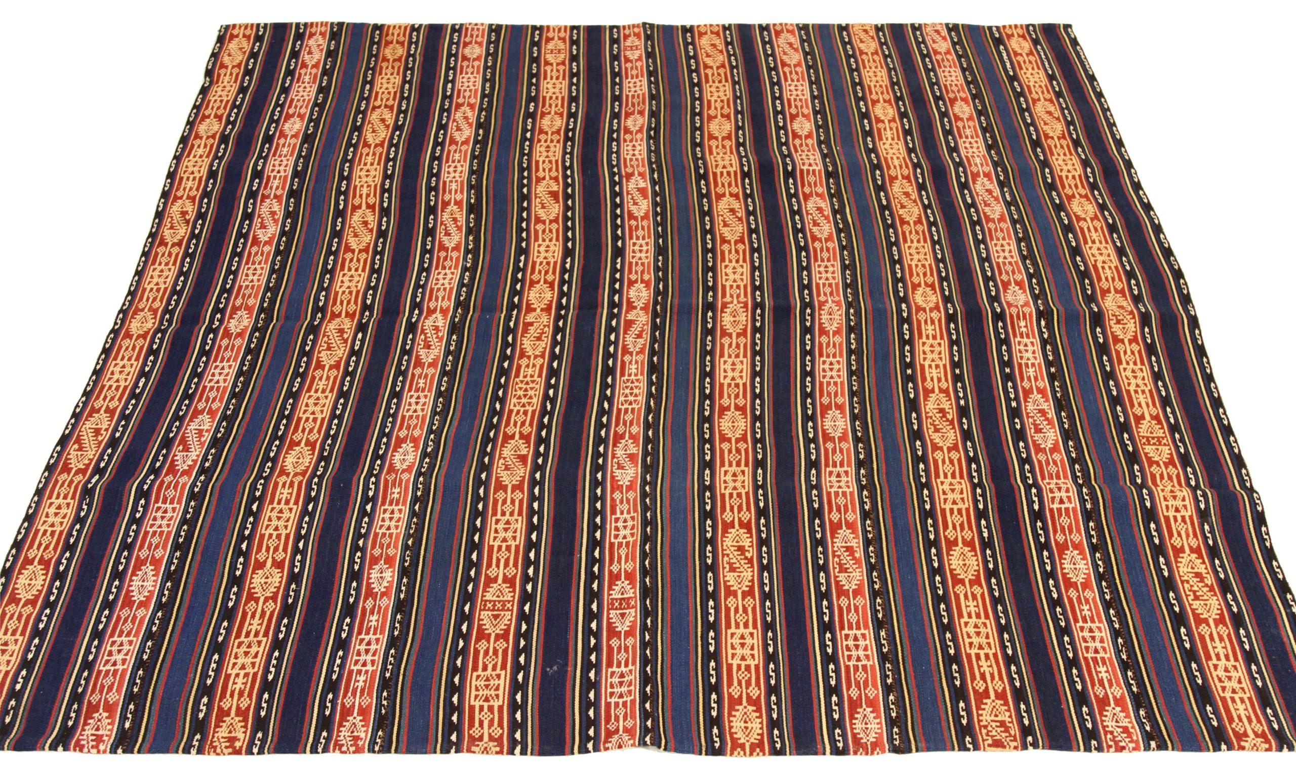 Scopri l'eleganza del Jajim persiano, caratterizzato da una splendida lavorazione artigianale del 1880 circa. Progettato con una meticolosa attenzione ai dettagli, questo design esclusivo è perfetto per valorizzare il tuo spazio.