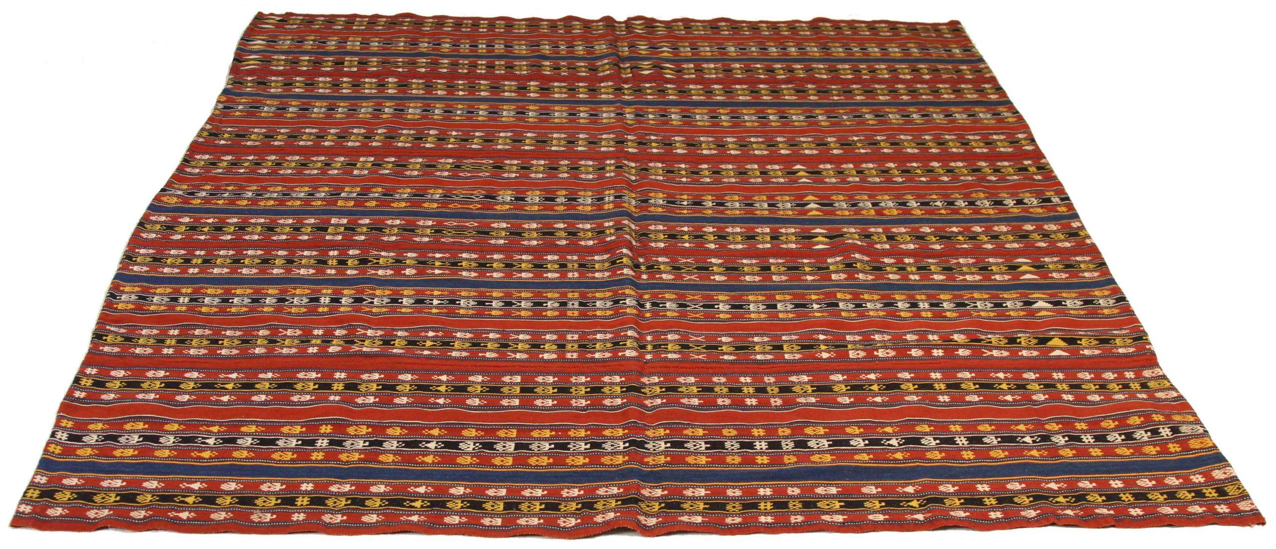 Découvrez l'élégance du Jajim persan, qui présente un magnifique travail artisanal datant de 1880 environ. Conçu avec une attention méticuleuse aux détails, ce design exclusif est parfait pour mettre en valeur votre espace.