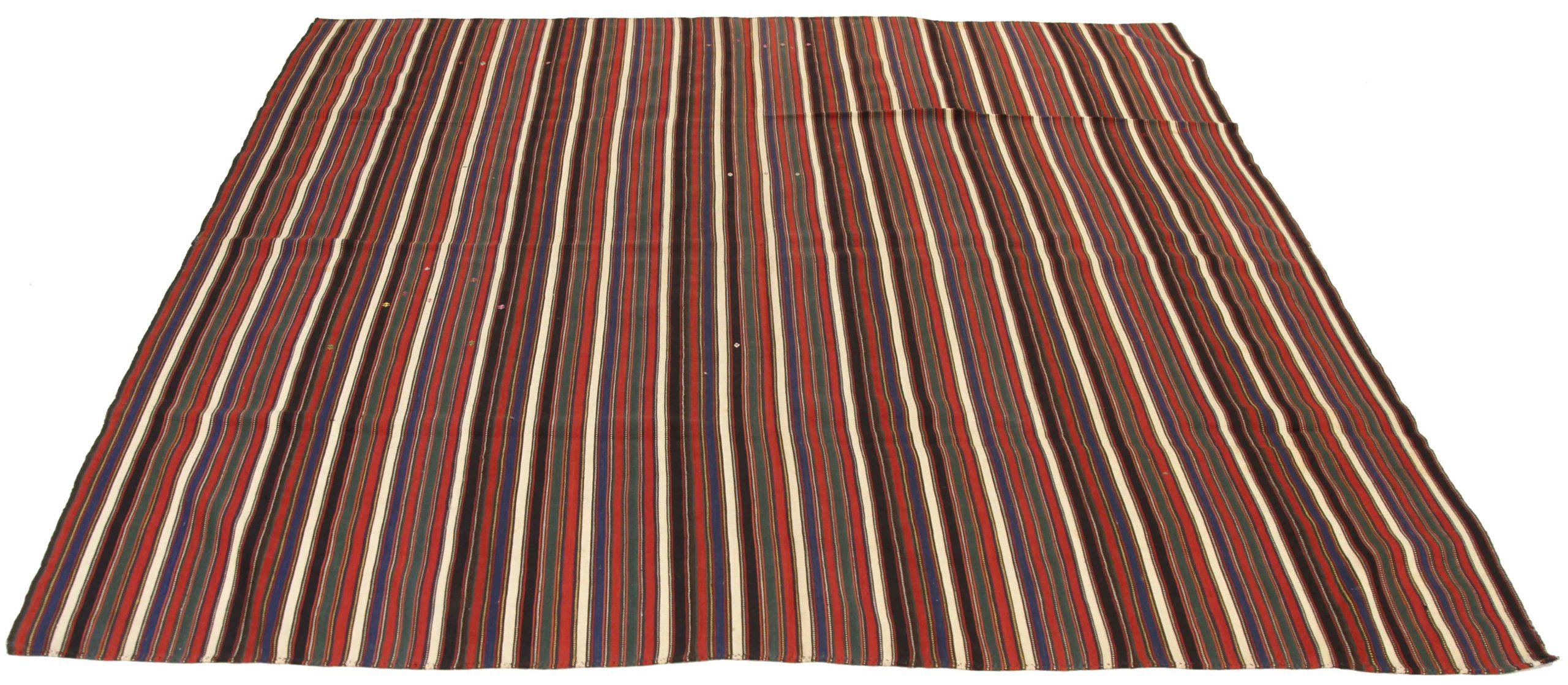 Entdecken Sie die Eleganz der persischen Jajim mit ihrer wunderschönen Handwerkskunst aus der Zeit um 1880. Dieses exklusive Design, das mit viel Liebe zum Detail entworfen wurde, ist perfekt, um Ihren Raum zu verschönern.