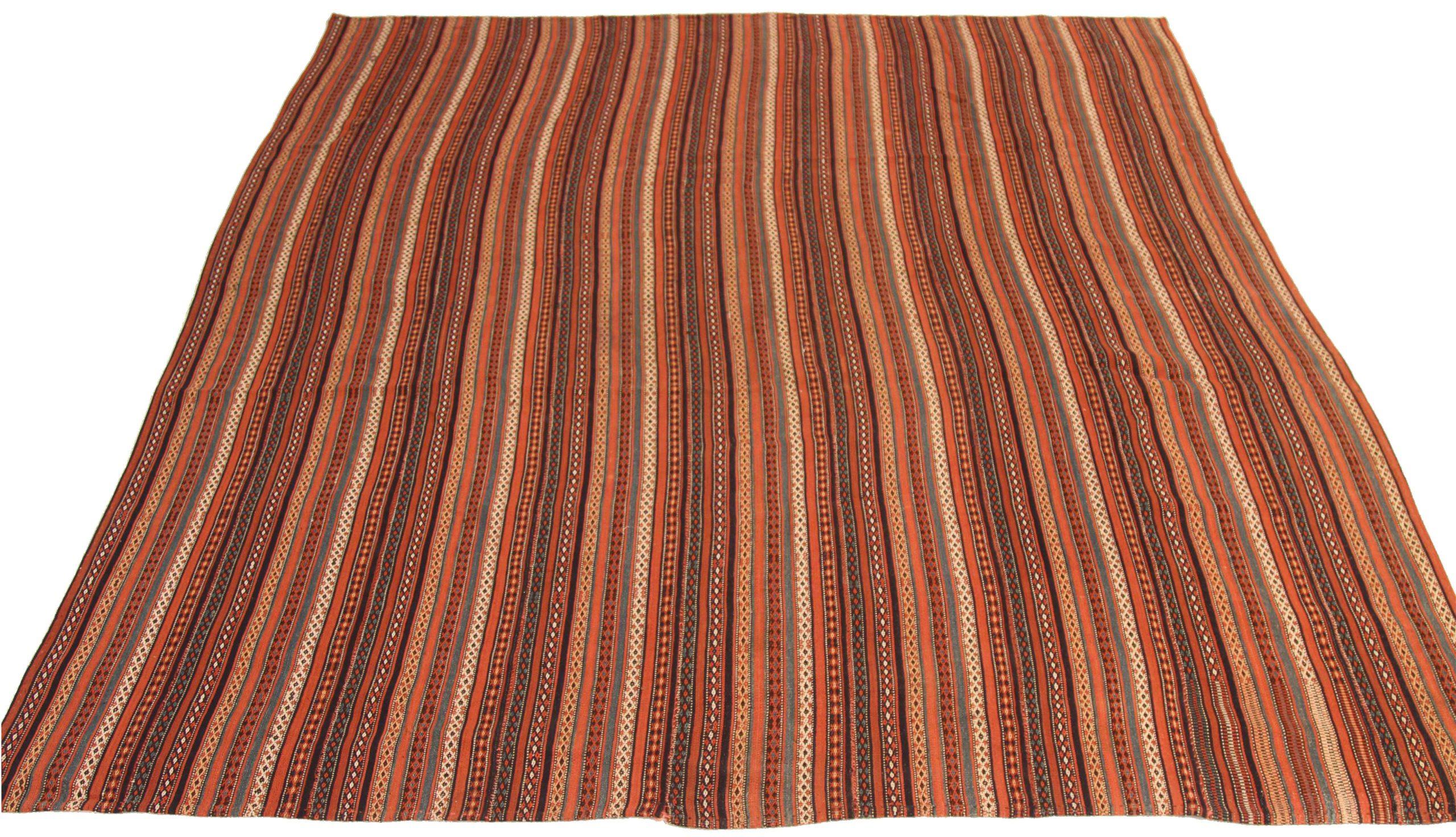 Entdecken Sie die Eleganz der persischen Jajim mit ihrer wunderschönen Handwerkskunst aus der Zeit um 1880. Dieses exklusive Design, das mit viel Liebe zum Detail entworfen wurde, ist perfekt, um Ihren Raum zu verschönern.