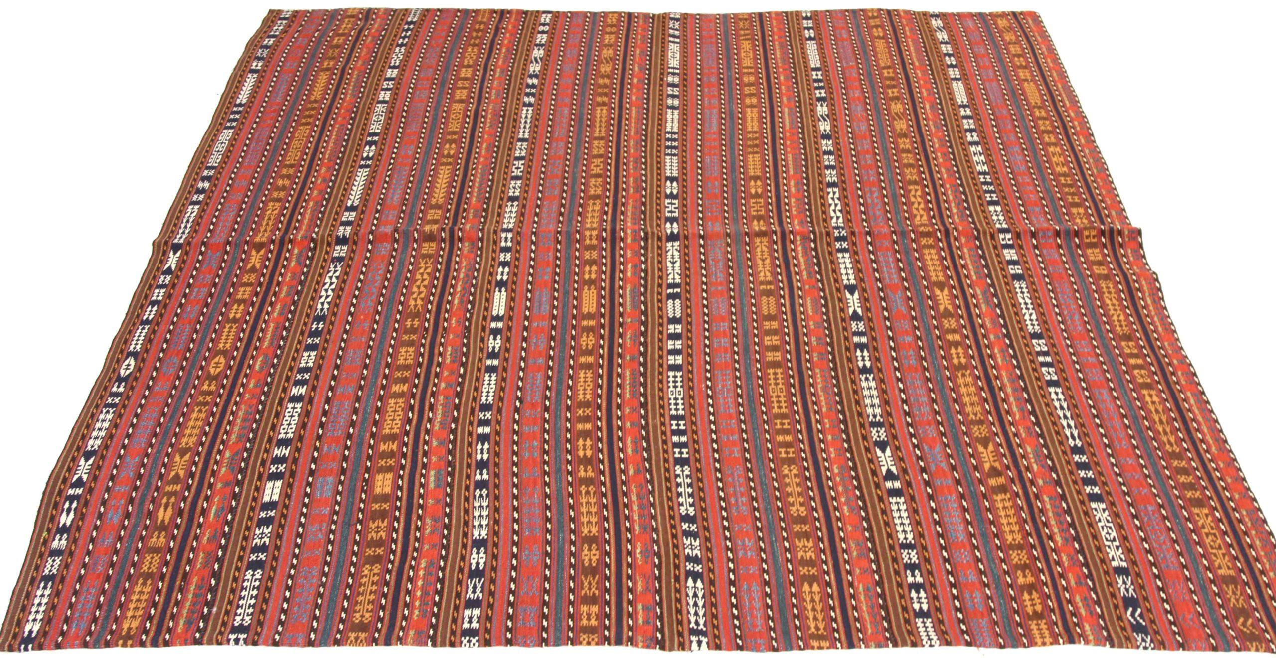Entdecken Sie die Eleganz der persischen Jajim mit ihrer wunderschönen Handwerkskunst aus der Zeit um 1880. Dieses exklusive Design, das mit viel Liebe zum Detail entworfen wurde, ist perfekt, um Ihren Raum zu verschönern.