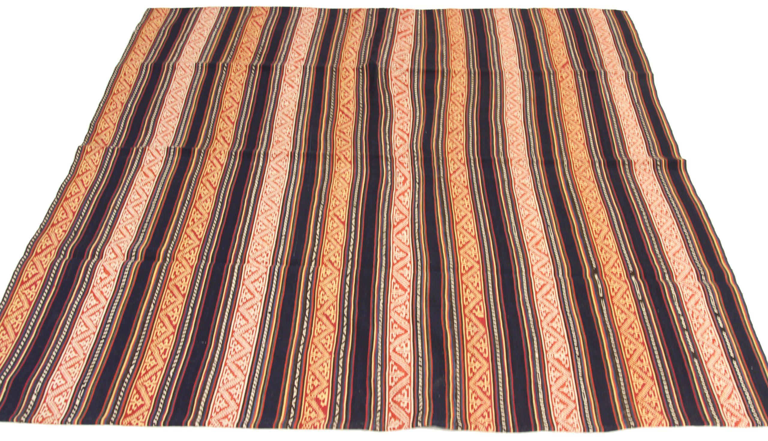 Entdecken Sie die Eleganz der persischen Jajim mit ihrer wunderschönen Handwerkskunst aus der Zeit um 1880. Dieses exklusive Design, das mit viel Liebe zum Detail entworfen wurde, ist perfekt, um Ihren Raum zu verschönern.