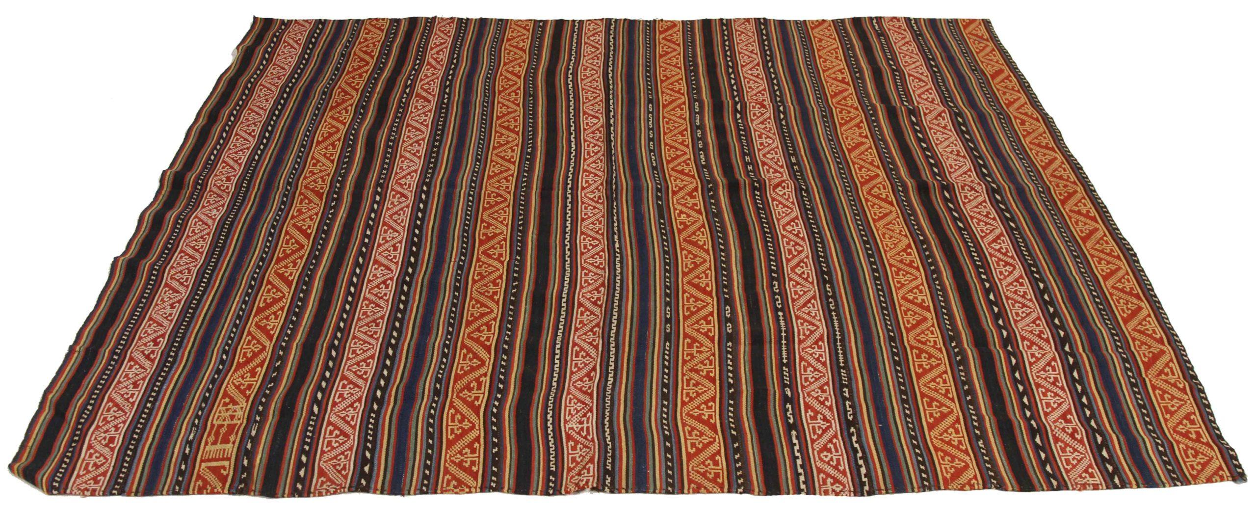 Entdecken Sie die Eleganz der persischen Jajim mit ihrer wunderschönen Handwerkskunst aus der Zeit um 1880. Dieses exklusive Design, das mit viel Liebe zum Detail entworfen wurde, ist perfekt, um Ihren Raum zu verschönern.