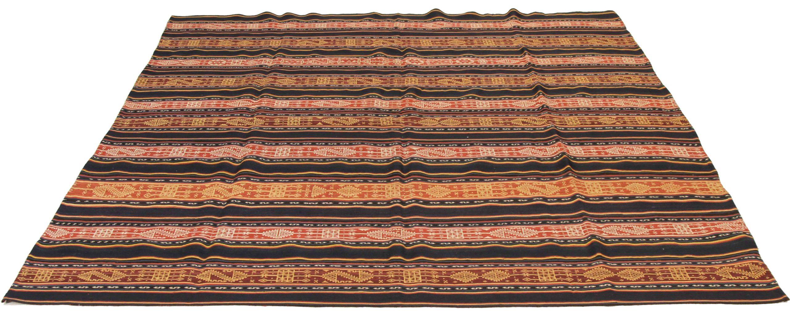 Scopri l'eleganza del Jajim persiano, caratterizzato da una splendida lavorazione artigianale del 1880 circa. Progettato con una meticolosa attenzione ai dettagli, questo design esclusivo è perfetto per valorizzare il tuo spazio.