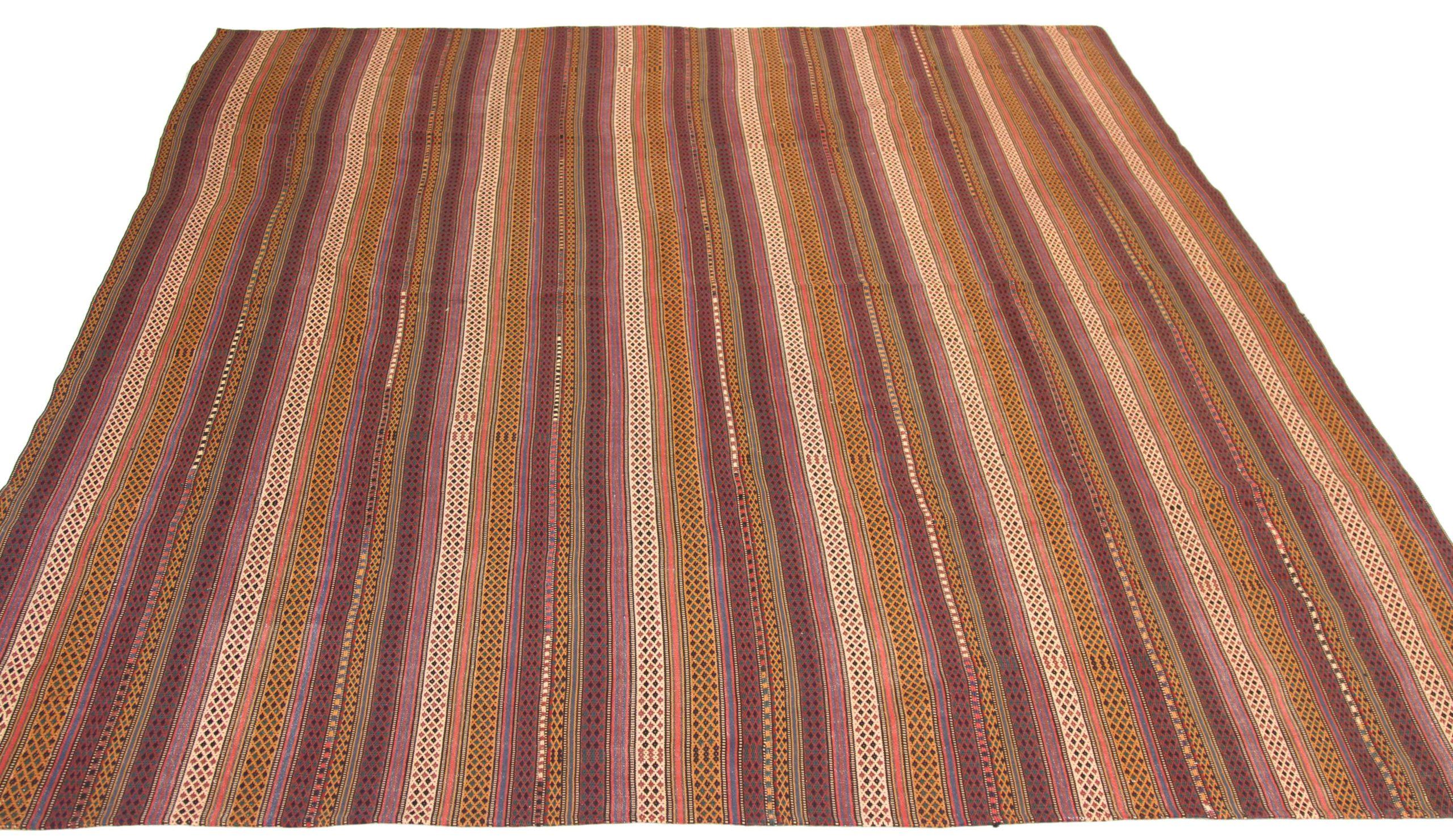 Entdecken Sie die Eleganz der persischen Jajim mit ihrer wunderschönen Handwerkskunst aus der Zeit um 1880. Dieses exklusive Design, das mit viel Liebe zum Detail entworfen wurde, ist perfekt, um Ihren Raum zu verschönern.