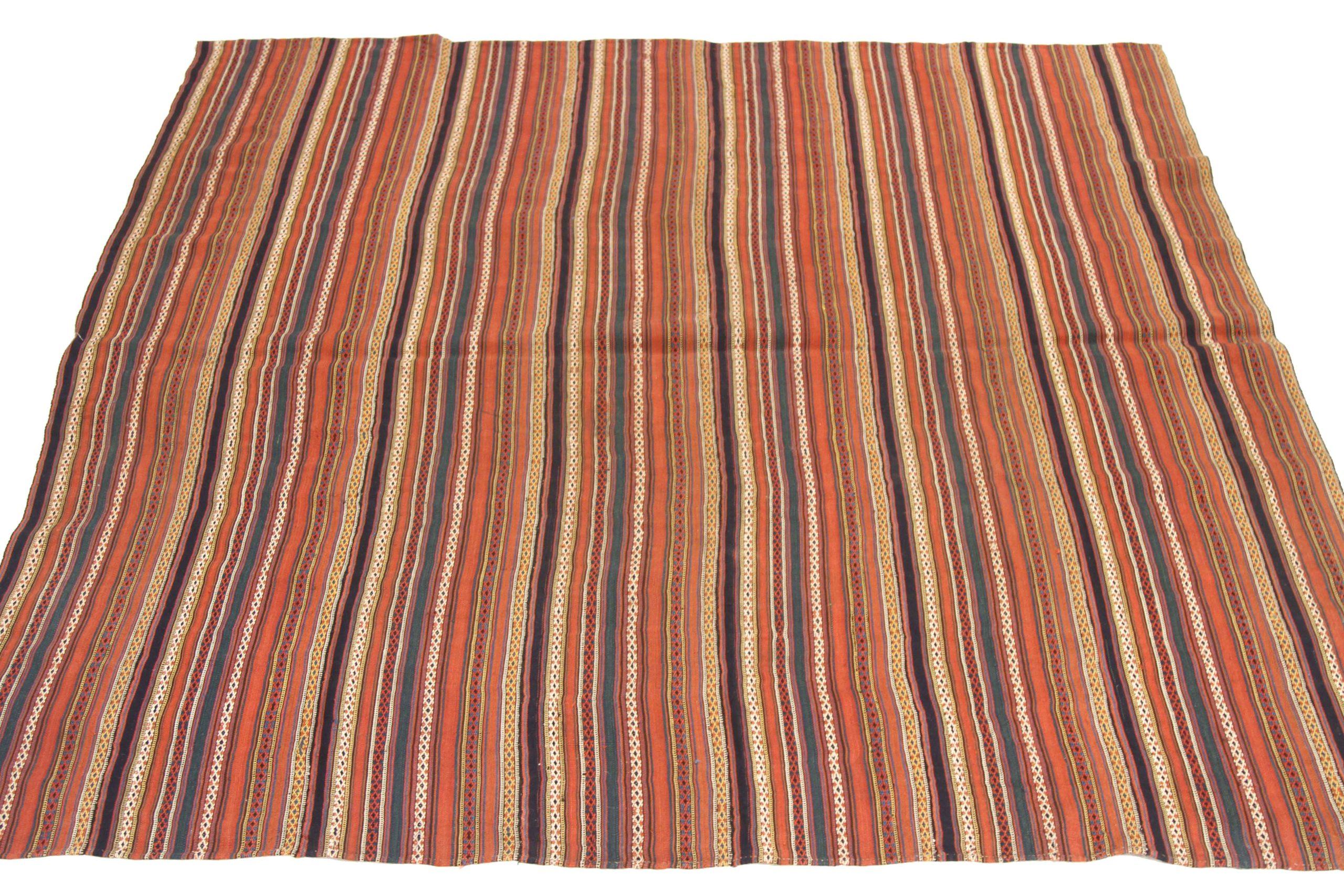Entdecken Sie die Eleganz der persischen Jajim mit ihrer wunderschönen Handwerkskunst aus der Zeit um 1880. Dieses exklusive Design, das mit viel Liebe zum Detail entworfen wurde, ist perfekt, um Ihren Raum zu verschönern.