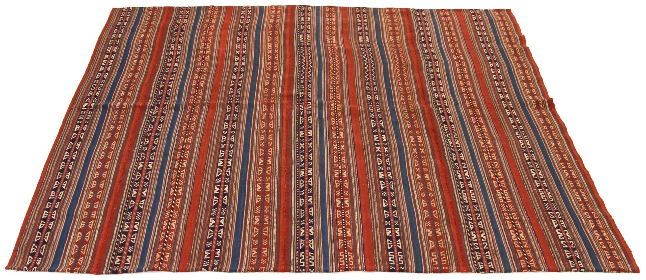 Entdecken Sie die Eleganz der persischen Jajim mit ihrer wunderschönen Handwerkskunst aus der Zeit um 1880. Dieses exklusive Design, das mit viel Liebe zum Detail entworfen wurde, ist perfekt, um Ihren Raum zu verschönern.