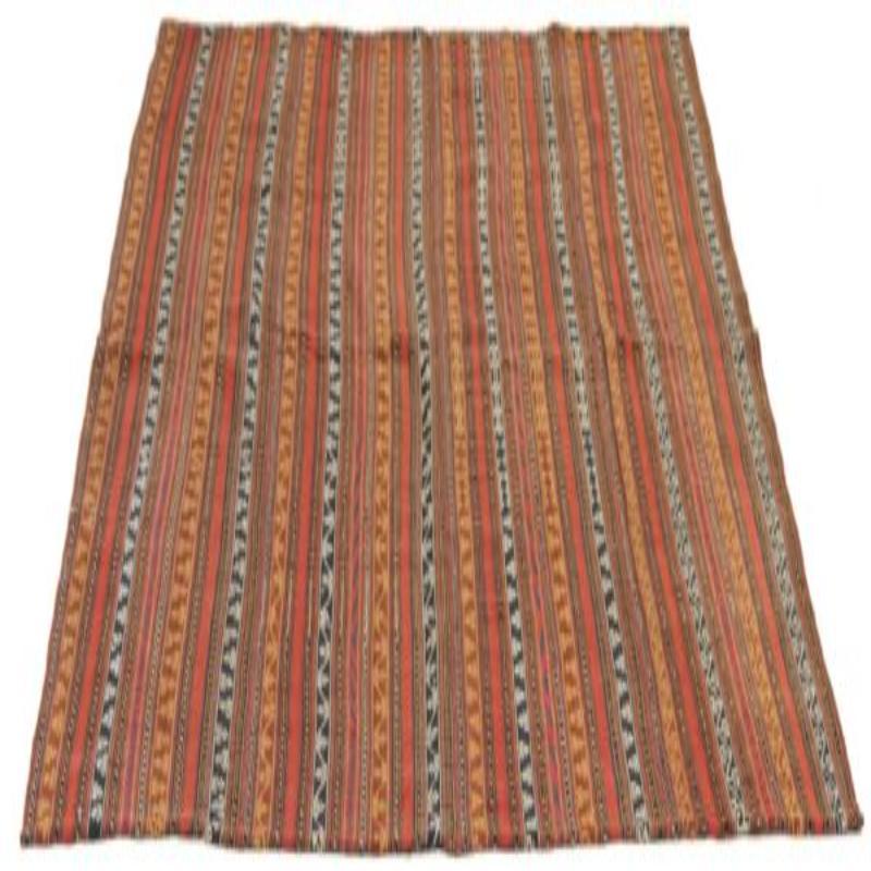 Entdecken Sie die Eleganz der persischen Jajim mit ihrer wunderschönen Handwerkskunst aus der Zeit um 1880. Dieses exklusive Design, das mit viel Liebe zum Detail entworfen wurde, ist perfekt, um Ihren Raum zu verschönern.