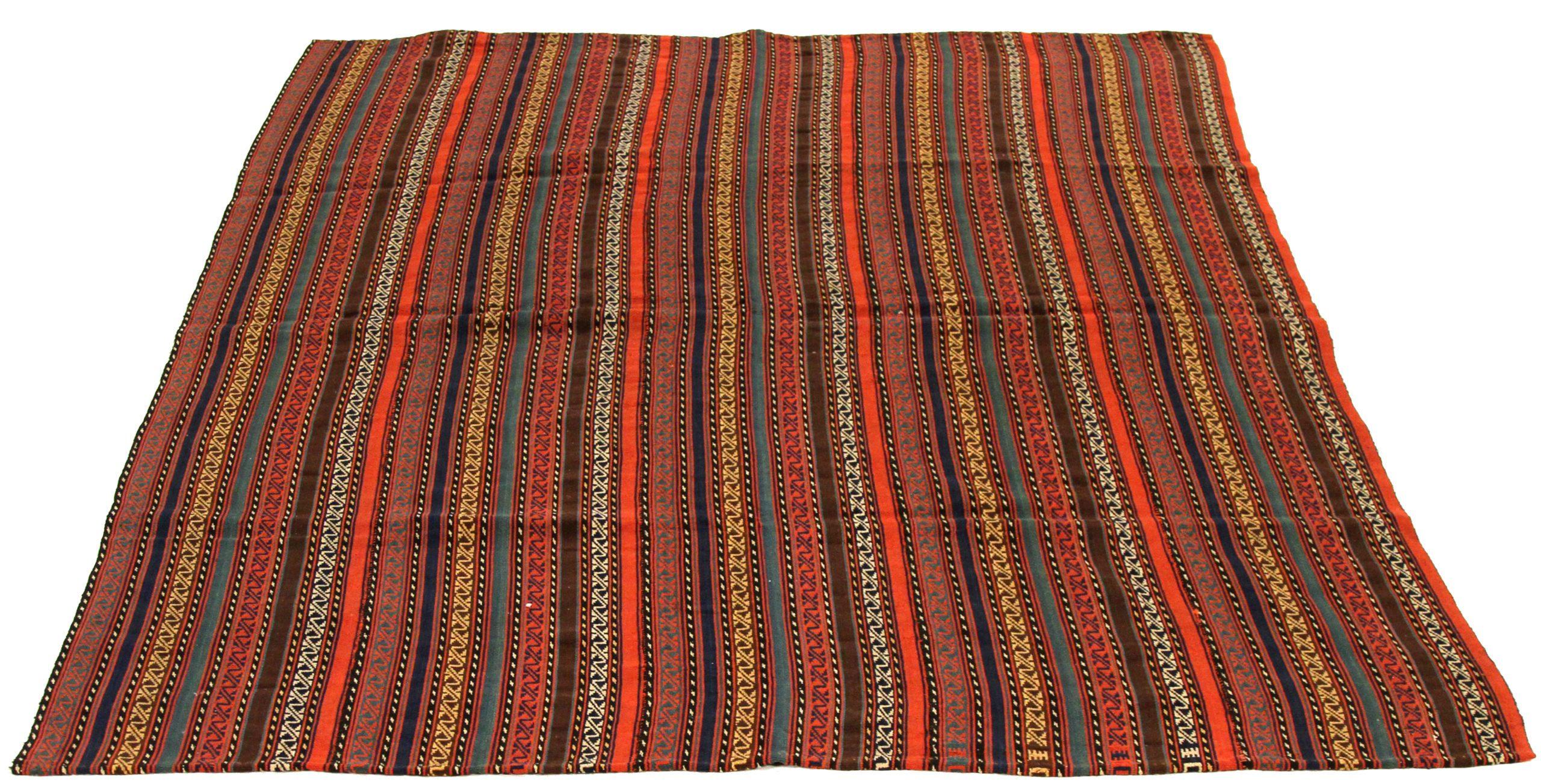 Découvrez l'élégance du jajim persan, qui se distingue par la qualité de son artisanat. Conçu avec une attention méticuleuse aux détails, ce design exclusif est parfait pour mettre en valeur votre espace.