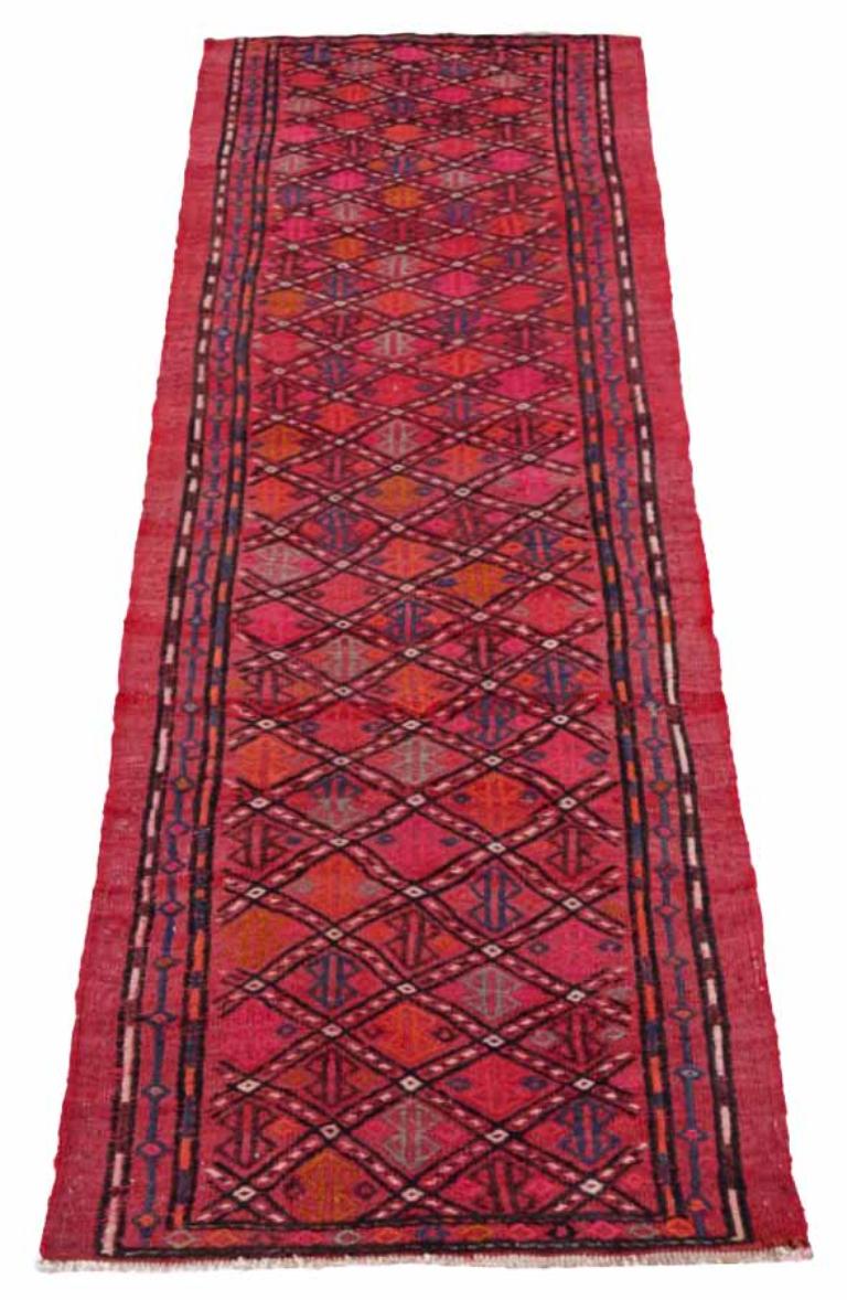 Entdecken Sie die Eleganz des persischen Jajim mit dem Läufer von CIRCA 1910. Dieses exklusive Design aus Wolle und BlauOrangeRot ist perfekt, um Ihren Raum zu verschönern.