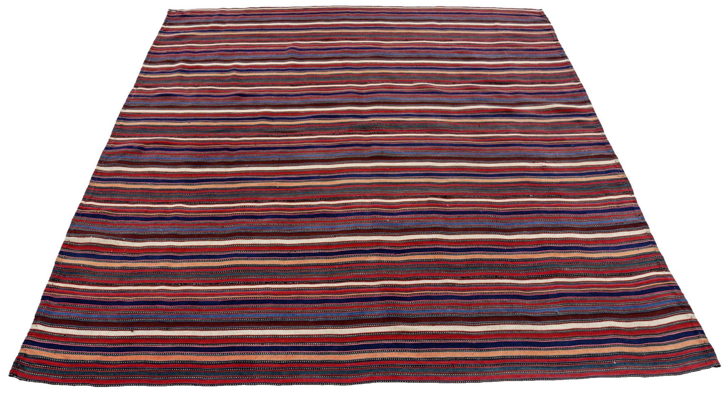 Découvrez l'élégance du petit tapis persan Jajim, datant de 1910. Conçu avec de la Laine et du BleuBrunVertIvoireRougeJaune, ce design exclusif est parfait pour mettre en valeur votre espace.