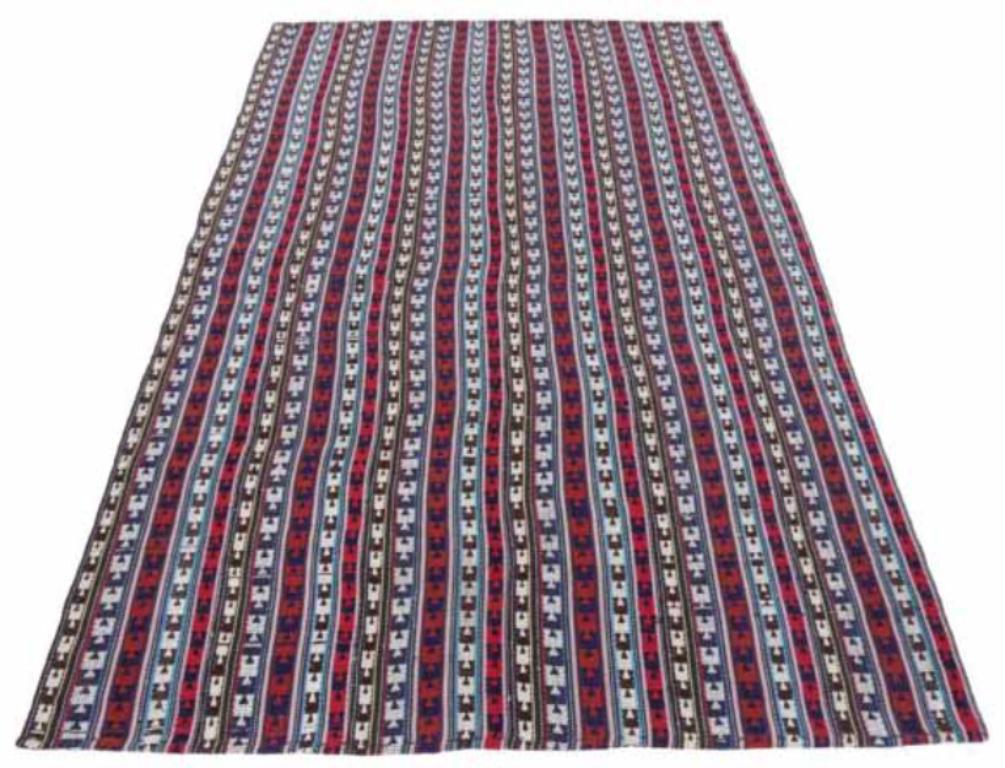 Entdecken Sie die Eleganz des persischen Jajim mit dem kleinen Teppich von CIRCA 1910. Dieses exklusive Design aus Wolle und BlauBraunElfenbeinRot ist perfekt, um Ihren Raum zu verschönern.