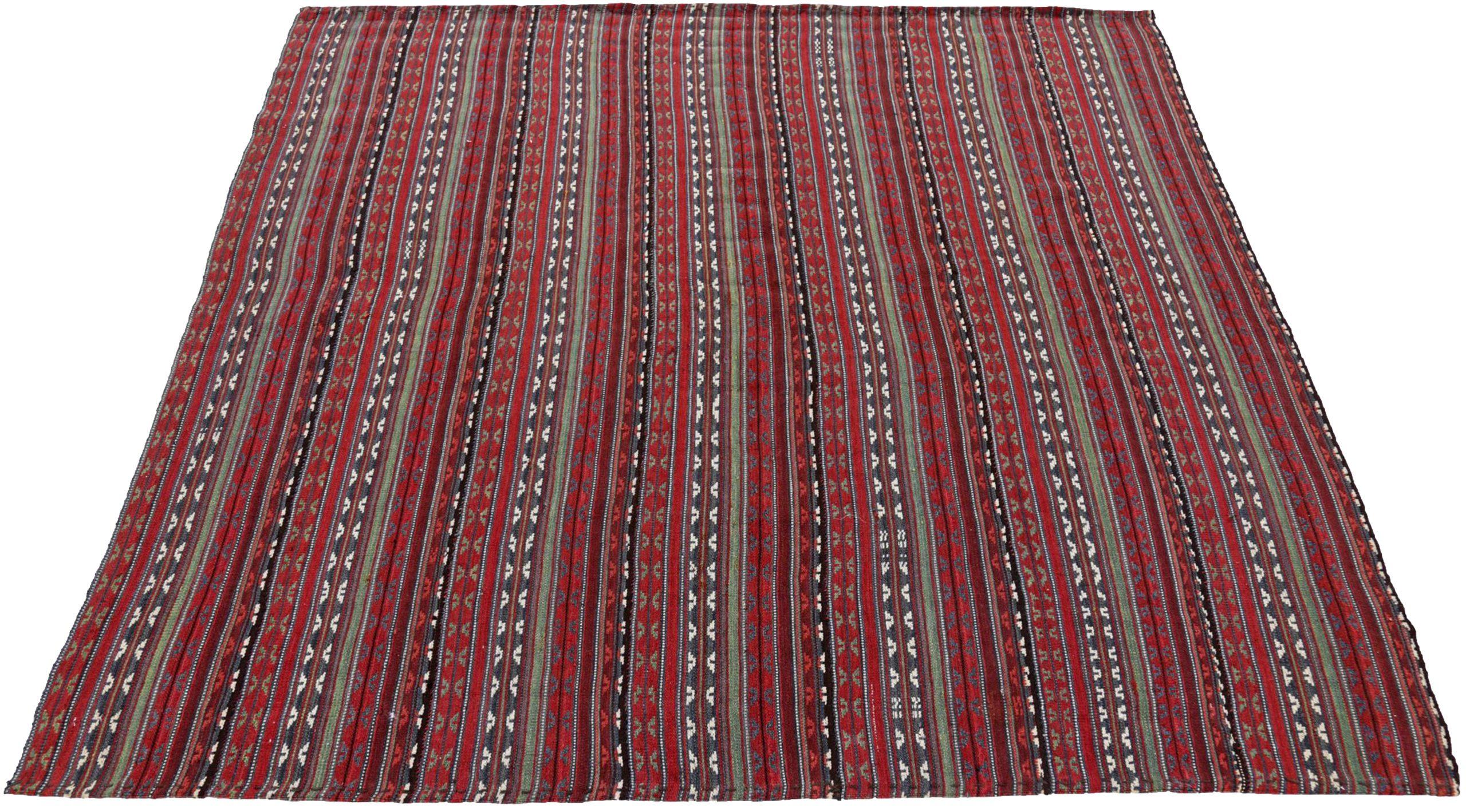 Entdecken Sie die Eleganz des persischen Jajim mit dem kleinen Teppich von CIRCA 1910. Dieses exklusive Design aus Wolle und BlauGrünElfenbeinRot eignet sich perfekt, um Ihren Raum zu verschönern.