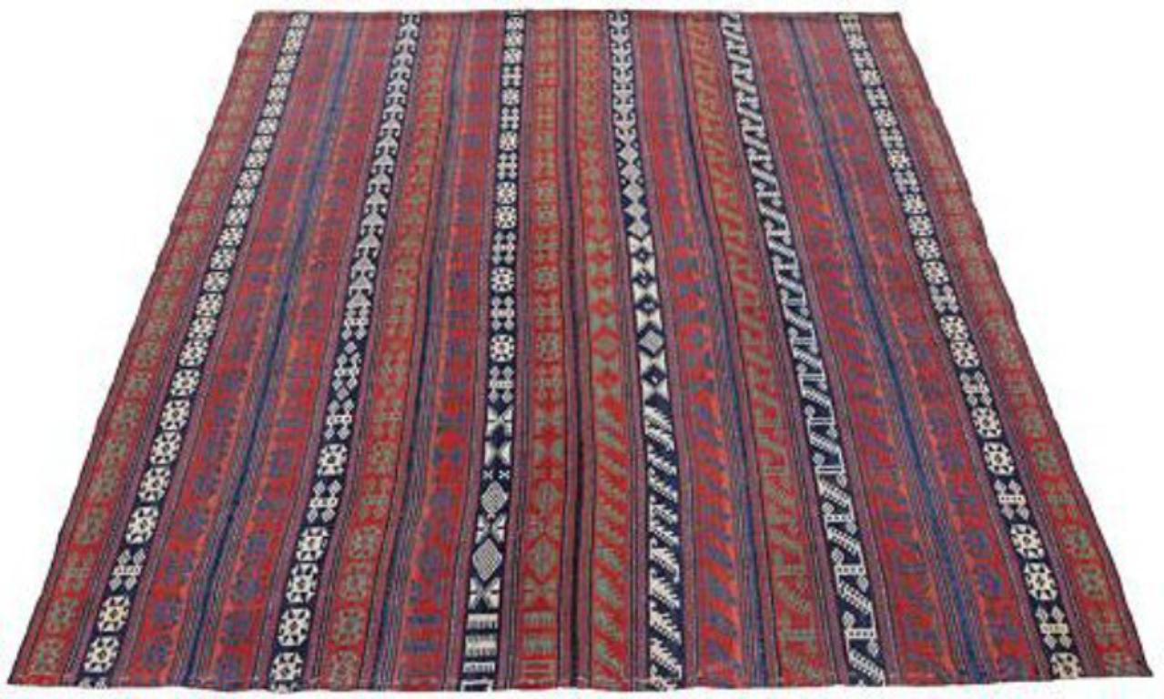 Entdecken Sie die Eleganz des persischen Jajim mit dem kleinen Teppich von CIRCA 1910. Dieses exklusive Design aus Wolle und BlauGrünElfenbeinRot eignet sich perfekt, um Ihren Raum zu verschönern.