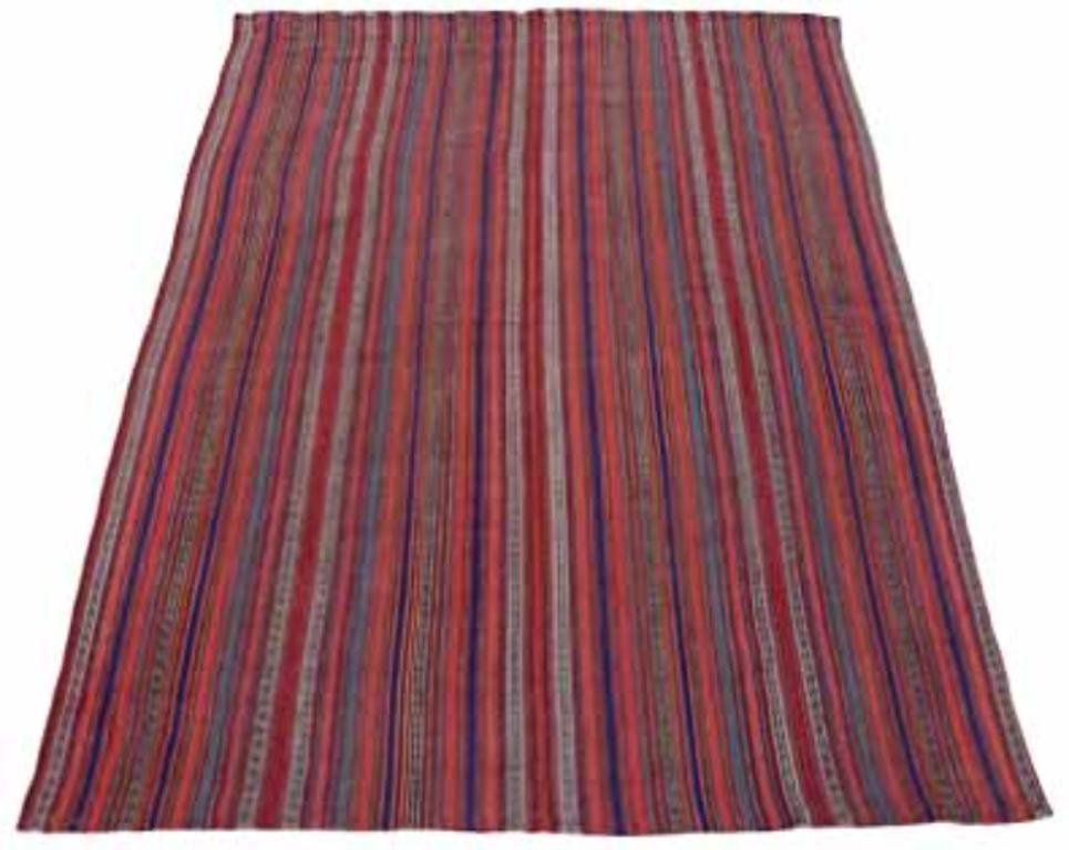 Entdecken Sie die Eleganz des persischen Jajim mit dem kleinen Teppich von CIRCA 1910. Dieses exklusive Design aus Wolle und Blau-Elfenbein-Hellblau-Rosa ist perfekt, um Ihren Raum zu verschönern.