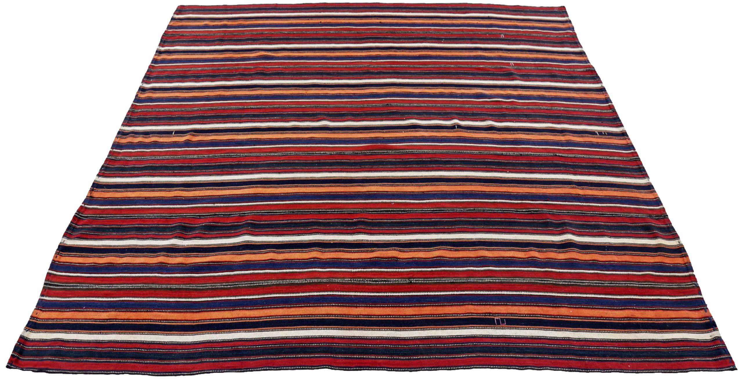 Entdecken Sie die Eleganz des persischen Jajim mit dem kleinen Teppich von CIRCA 1910. Dieses exklusive Design aus Wolle und Blau-Elfenbein-Orange-Rot ist perfekt, um Ihren Raum zu verschönern.