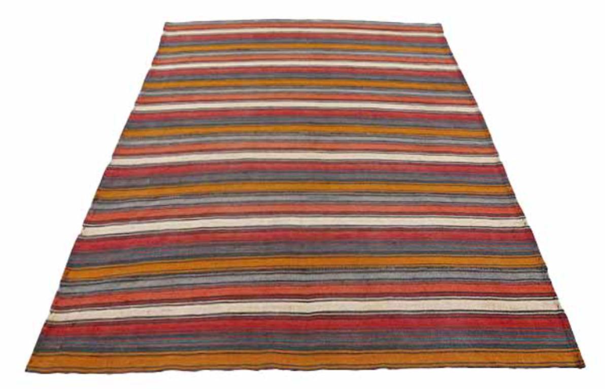 Entdecken Sie die Eleganz des persischen Jajim mit dem kleinen Teppich von CIRCA 1910. Dieses exklusive Design aus Wolle und Blau-Elfenbein-Rosa-Gelb ist perfekt, um Ihren Raum zu verschönern.