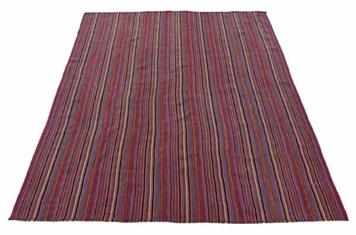 Entdecken Sie die Eleganz des persischen Jajim mit dem kleinen Teppich von CIRCA 1910. Dieses exklusive Design aus Wolle und BlauElfenbeinPurpurrot ist perfekt, um Ihren Raum zu verschönern.