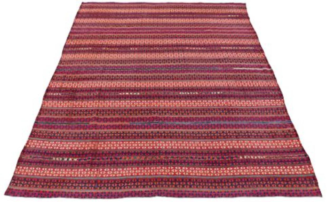 Entdecken Sie die Eleganz des persischen Jajim mit dem kleinen Teppich von CIRCA 1910. Dieses exklusive Design aus Wolle und Blau-Elfenbein-Rot ist perfekt, um Ihren Raum zu verschönern.