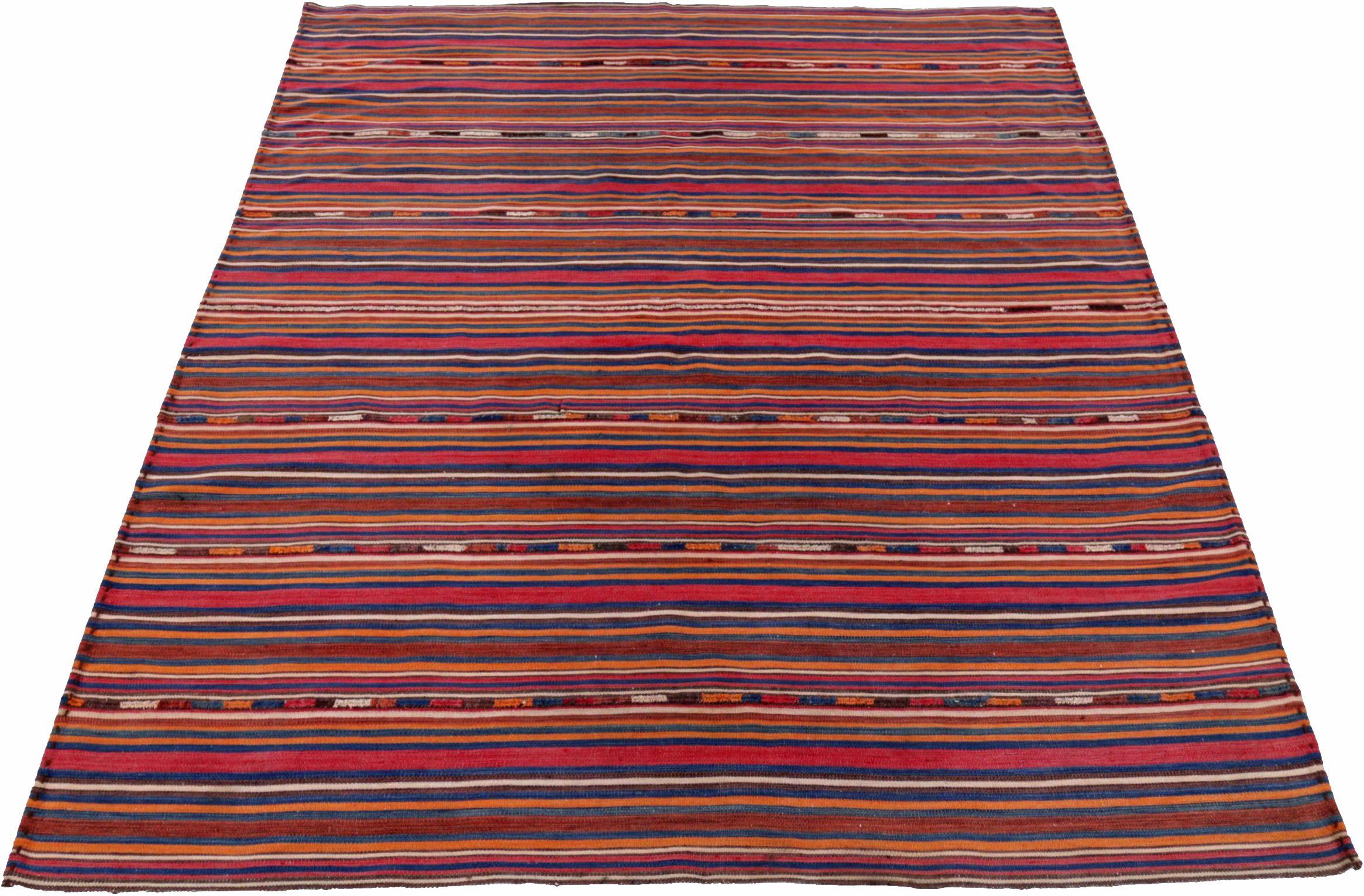 Entdecken Sie die Eleganz des persischen Jajim mit dem kleinen Teppich von CIRCA 1910. Dieses exklusive Design aus Wolle und BlauOrangeRosaRot ist perfekt, um Ihren Raum zu verschönern.