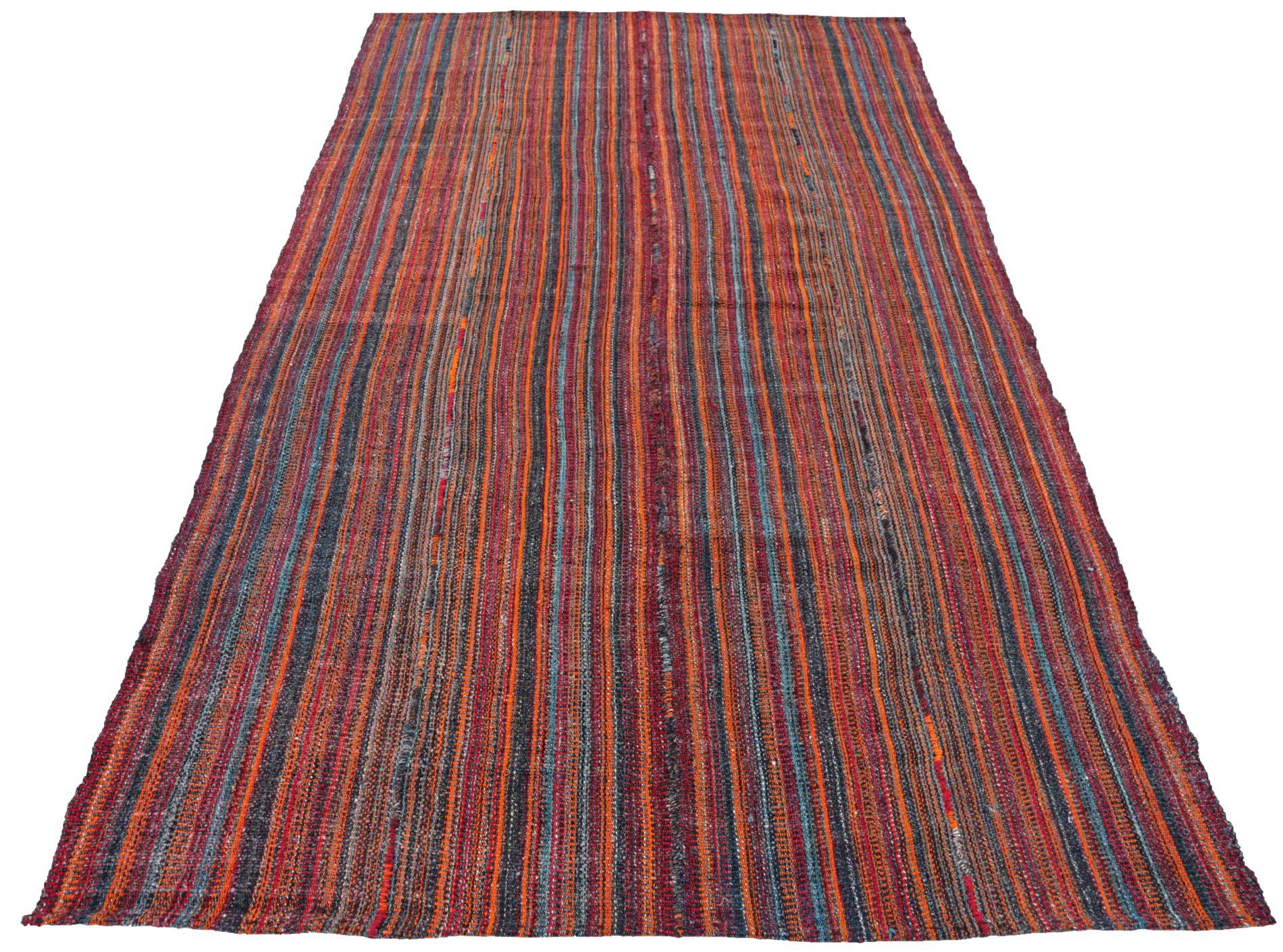 Entdecken Sie die Eleganz des persischen Jajim mit dem kleinen Teppich von CIRCA 1910. Dieses exklusive Design aus Wolle und BlauOrangeRot ist perfekt, um Ihren Raum zu verschönern.