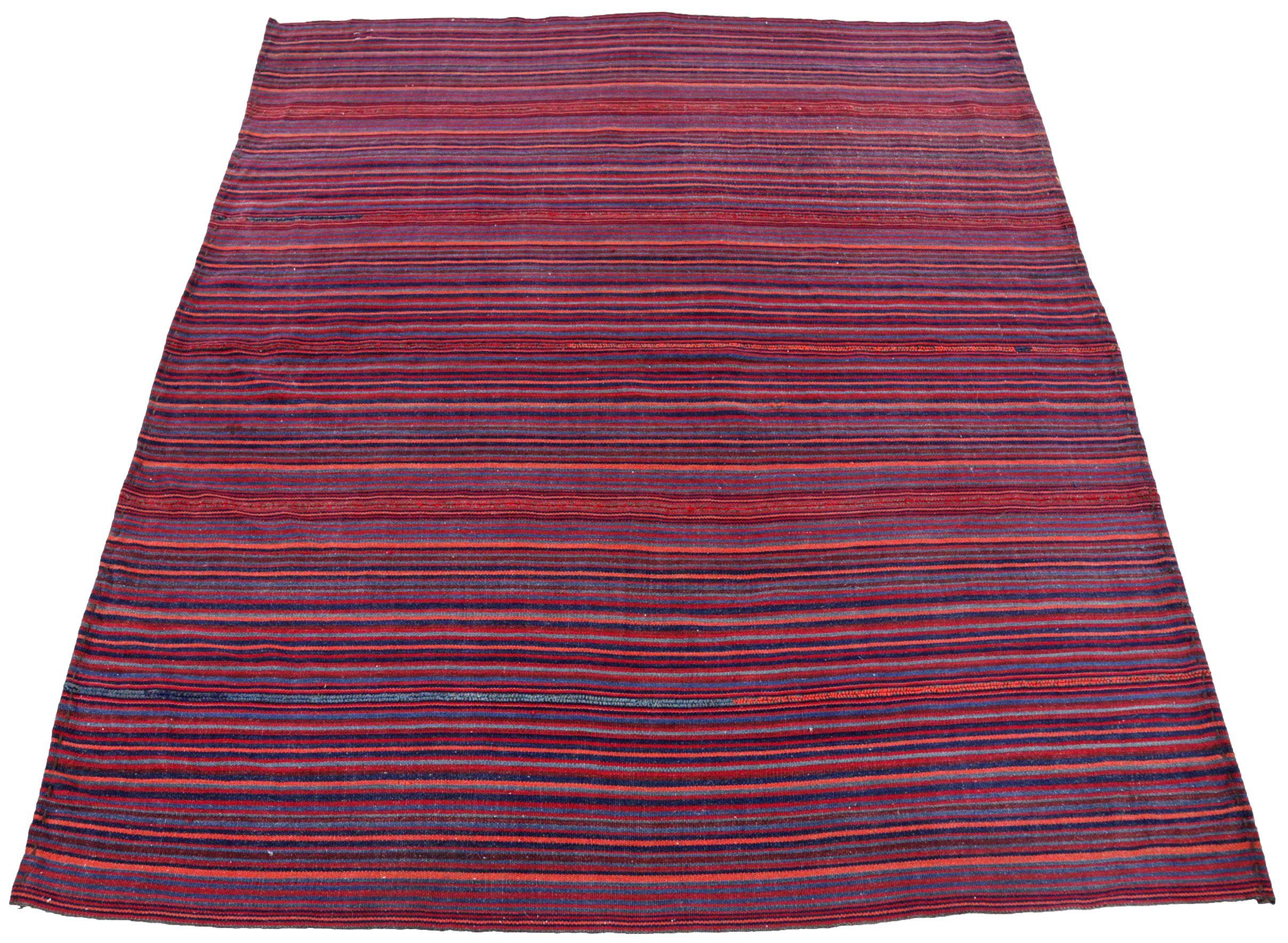 Entdecken Sie die Eleganz des persischen Jajim mit dem kleinen Teppich von CIRCA 1910. Dieses exklusive Design aus Wolle und BlauOrangeRot ist perfekt, um Ihren Raum zu verschönern.