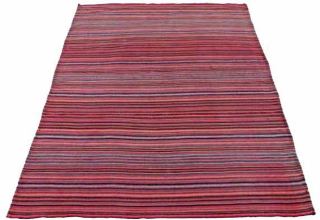 Entdecken Sie die Eleganz des persischen Jajim mit dem kleinen Teppich von CIRCA 1910. Mit Wolle und BluePinkRed entworfen, ist dieses exklusive Design perfekt, um Ihren Raum zu verschönern.