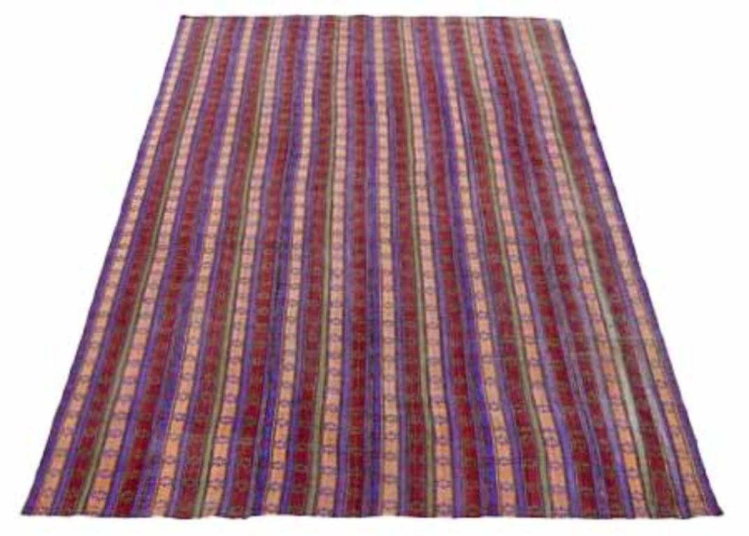 Entdecken Sie die Eleganz des persischen Jajim mit dem kleinen Teppich von CIRCA 1910. Dieses exklusive Design aus Wolle und GreenIvoryPurpel ist perfekt, um Ihren Raum zu verschönern.