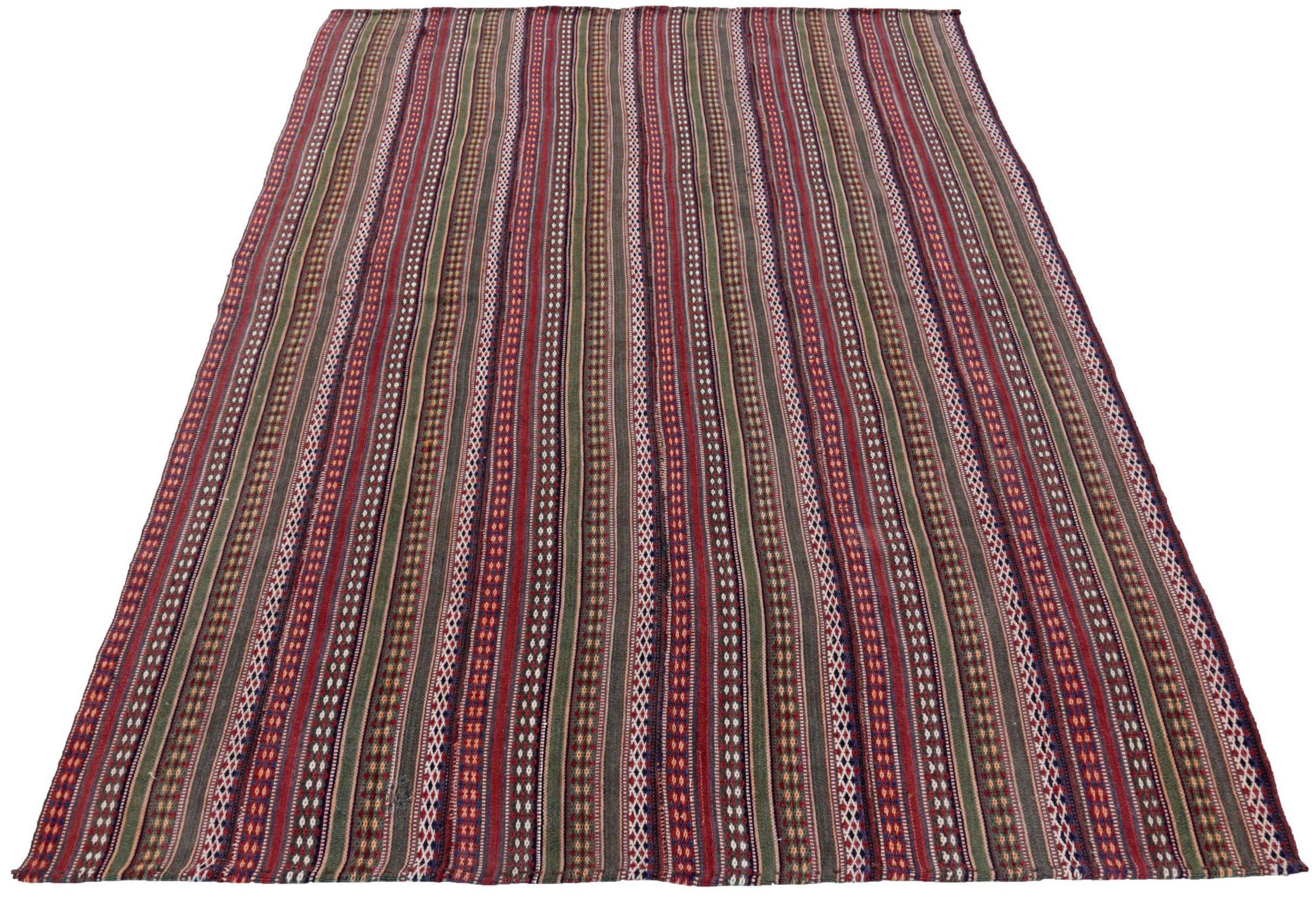 Entdecken Sie die Eleganz des persischen Jajim mit dem kleinen Teppich von CIRCA 1910. Dieses exklusive Design aus Wolle und GreenIvoryRed ist perfekt, um Ihren Raum zu verschönern.