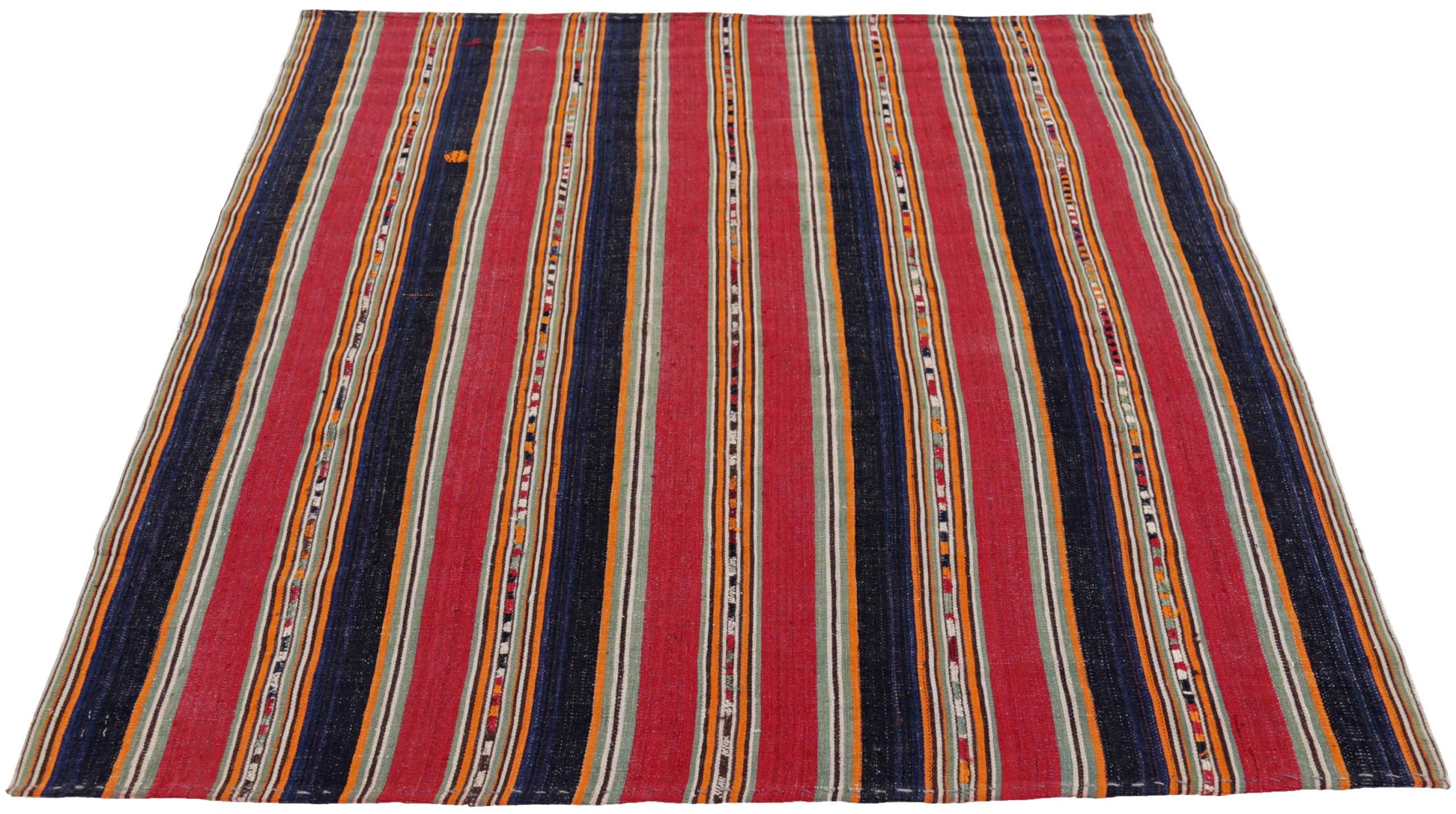 Entdecken Sie die Eleganz des persischen Jajim mit dem kleinen Teppich von CIRCA 1910. Dieses exklusive Design in den Farben Wolle und ElfenbeinMarineblauOrangeRot eignet sich perfekt, um Ihren Raum zu verschönern.