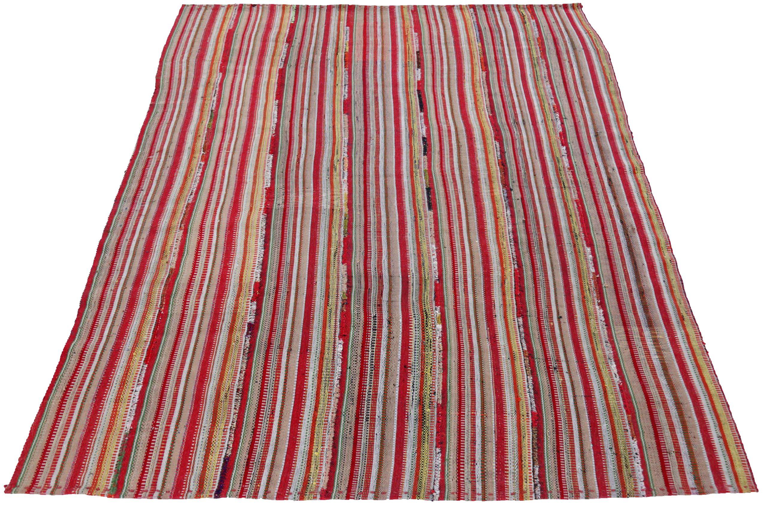Entdecken Sie die Eleganz des persischen Jajim mit dem kleinen Teppich von CIRCA 1910. Dieses exklusive Design aus Wolle und Elfenbeinrot-Gelb ist perfekt, um Ihren Raum zu verschönern.