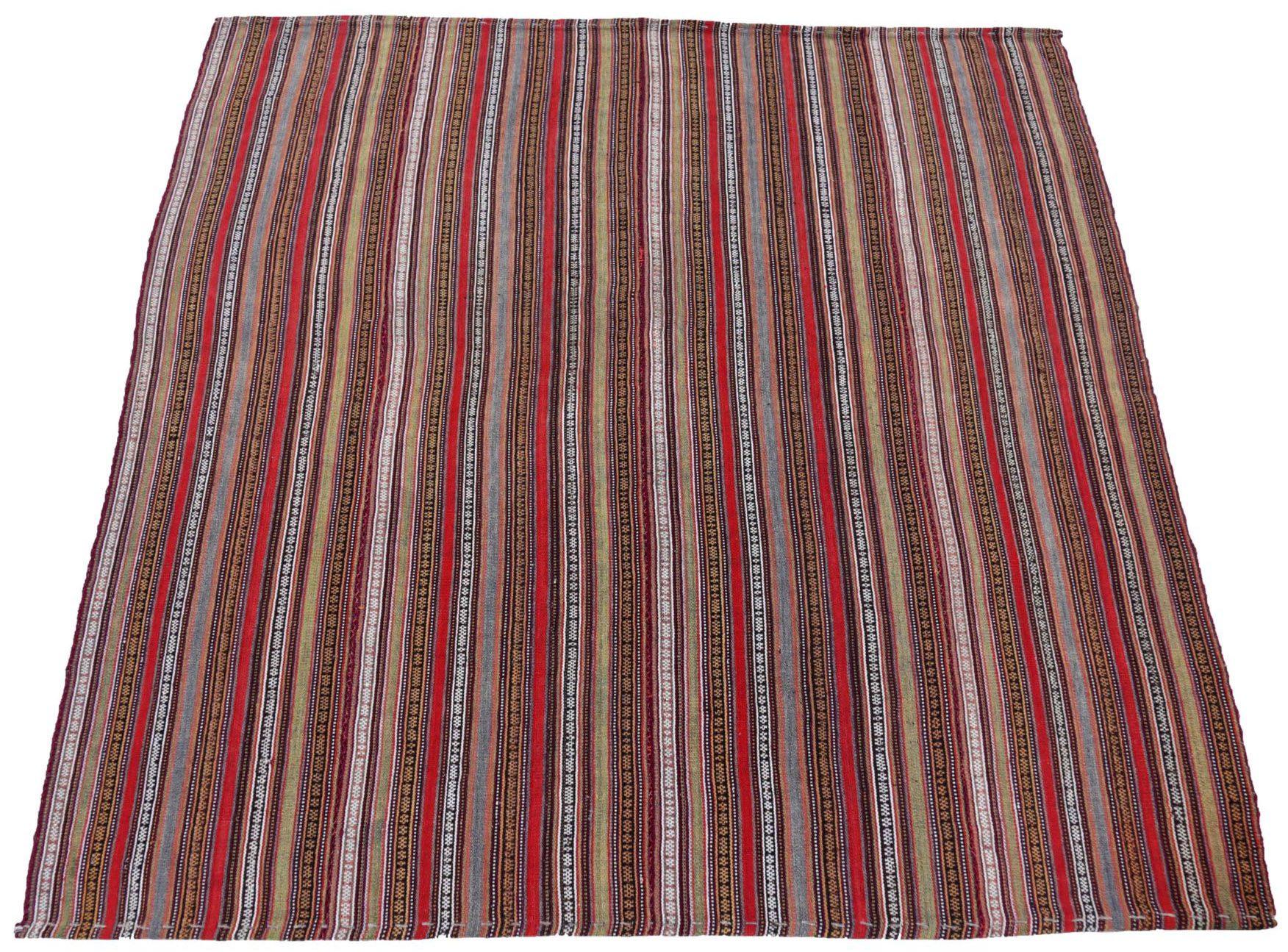 Scopri l'eleganza dei tappeti persiani Jajim quadrati del 1910. Progettato con lana e blu-verde-avorio-rosso, questo design esclusivo è perfetto per valorizzare il tuo spazio.