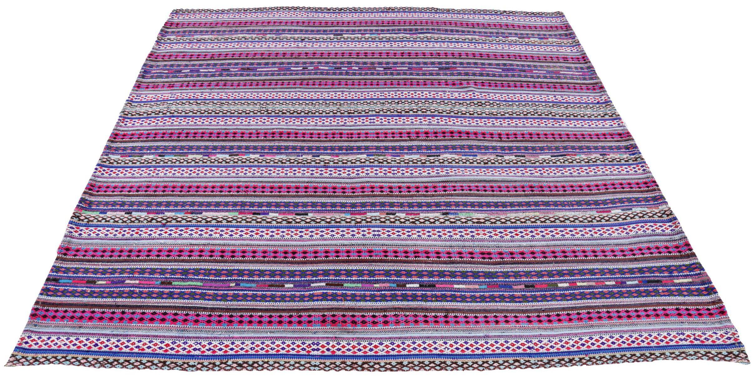 Descubre la elegancia del Jajim persa con las alfombras cuadradas Circa 1910. Diseñado con lana y purpel azul marfil, este diseño exclusivo es perfecto para realzar tu espacio.