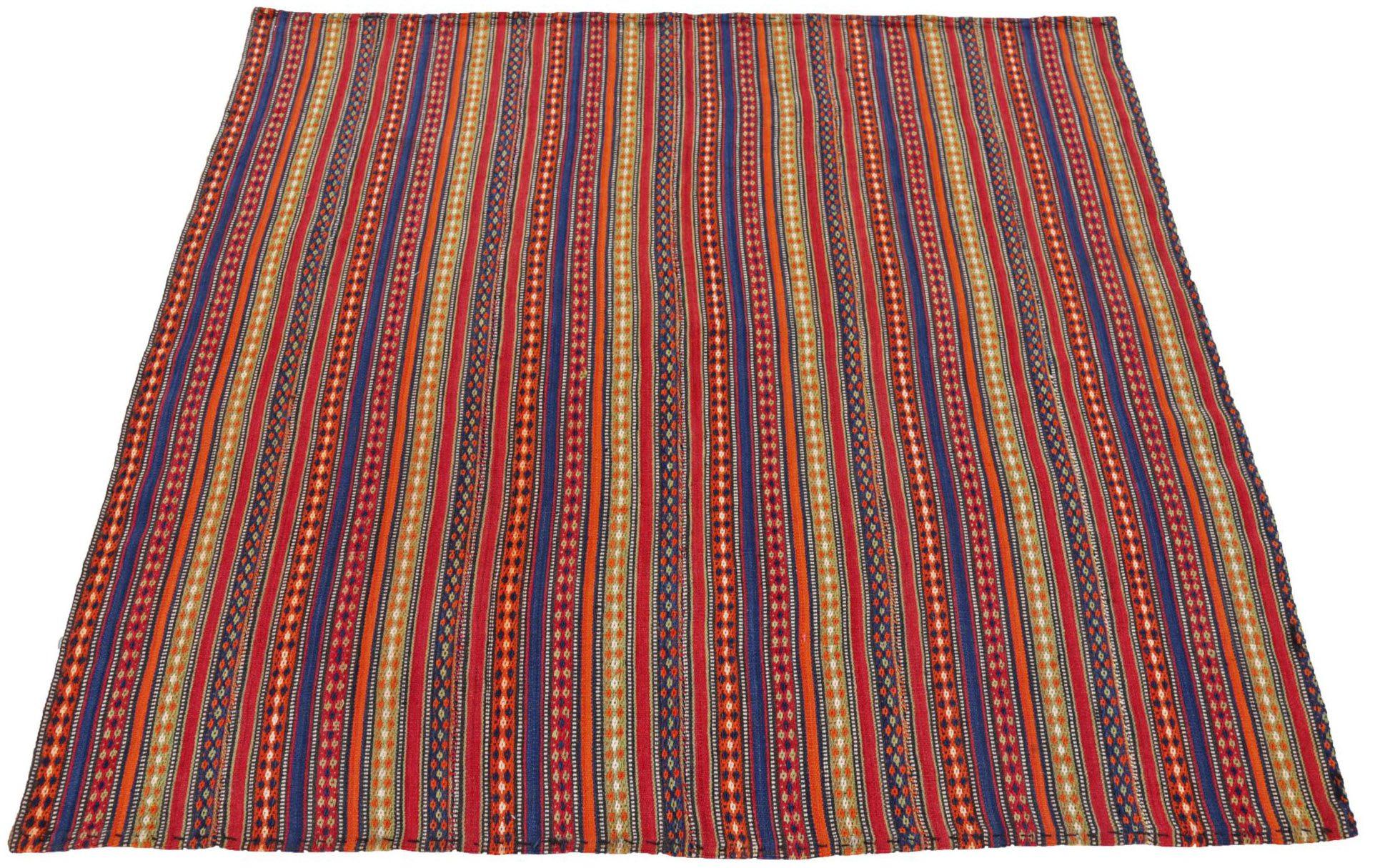Entdecken Sie die Eleganz der persischen Jajim mit quadratischen Teppichen um 1910. Dieses exklusive Design aus Wolle und BlauOrangeRotGelb ist perfekt, um Ihren Raum zu verschönern.