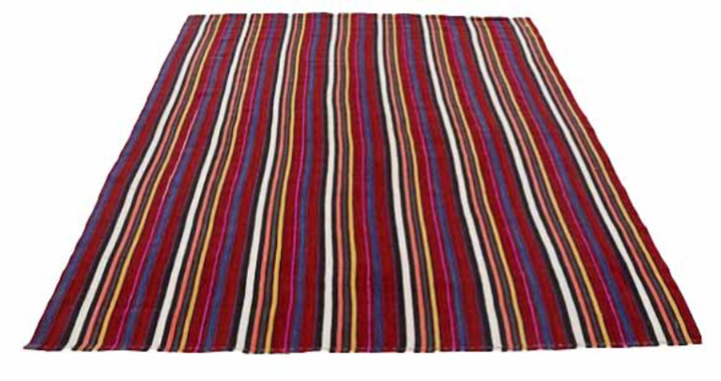 Scopri l'eleganza dei tappeti persiani Jajim quadrati del 1910. Progettato con lana e blu-avorio-rosa-rosso-giallo, questo design esclusivo è perfetto per valorizzare il tuo spazio.