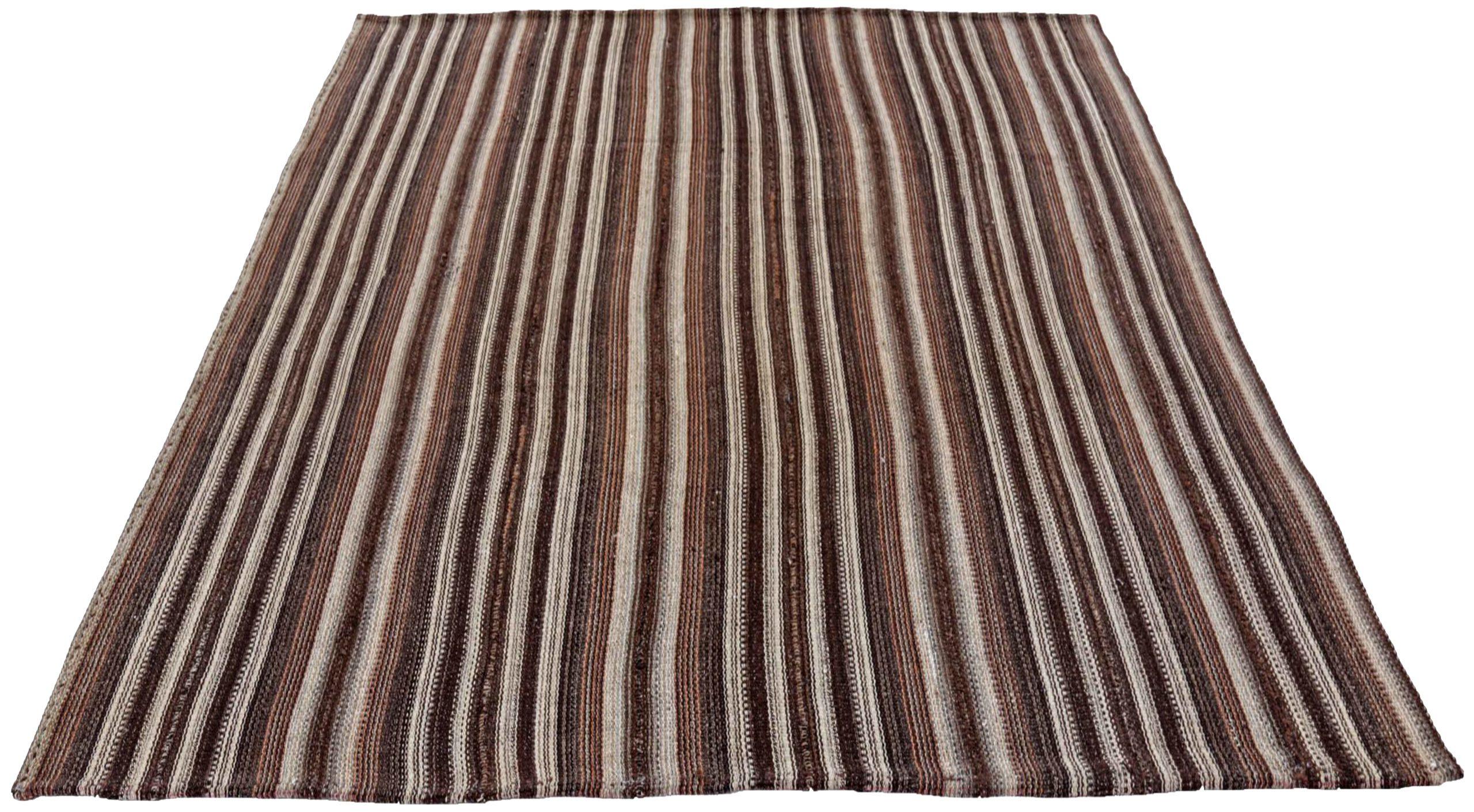 Entdecken Sie die Eleganz der persischen Jajim mit quadratischen Teppichen um 1910. Dieses exklusive Design aus Wolle und Braun-Elfenbein ist perfekt, um Ihren Raum zu verschönern.