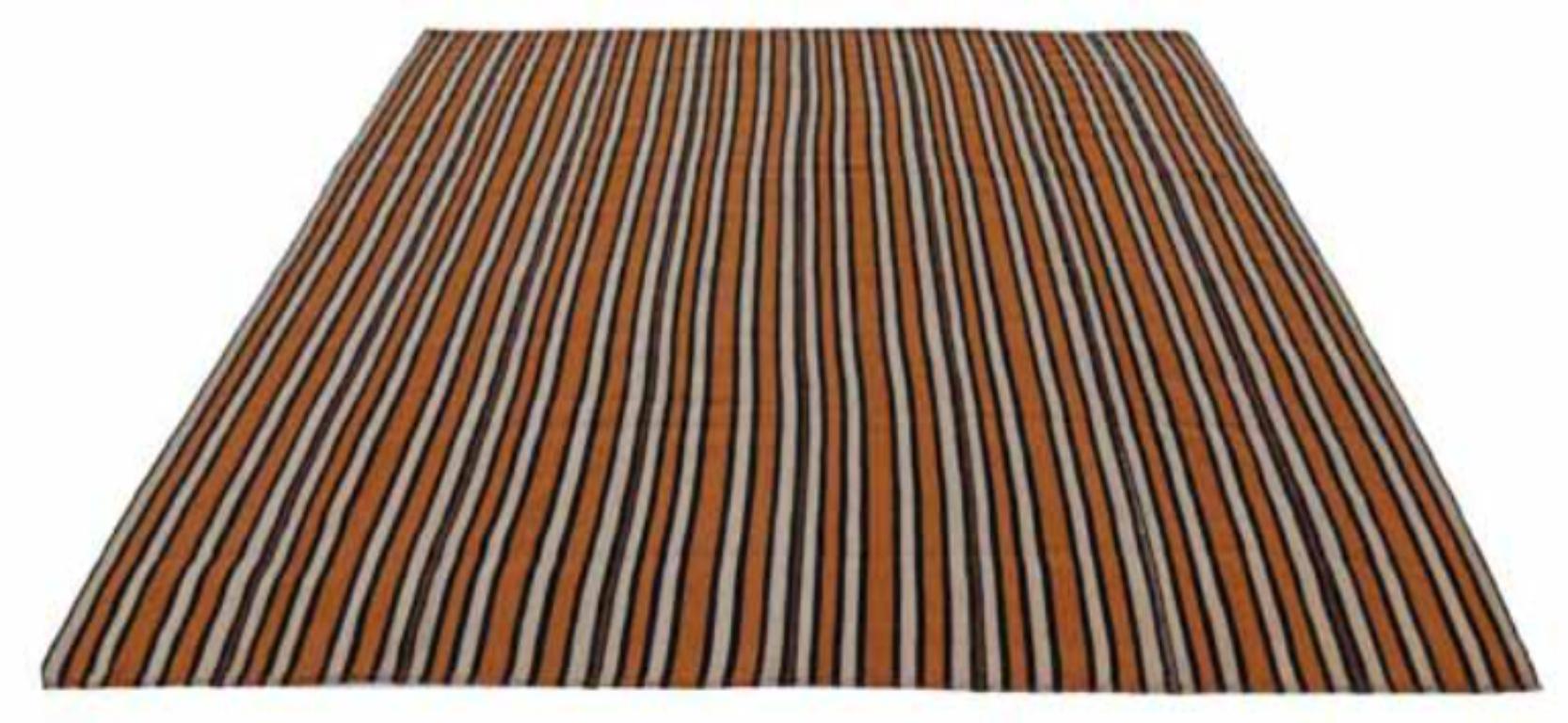 Scopri l'eleganza dei tappeti persiani Jajim quadrati del 1910. Progettato con lana e marrone-avorio-arancio, questo design esclusivo è perfetto per valorizzare il tuo spazio.