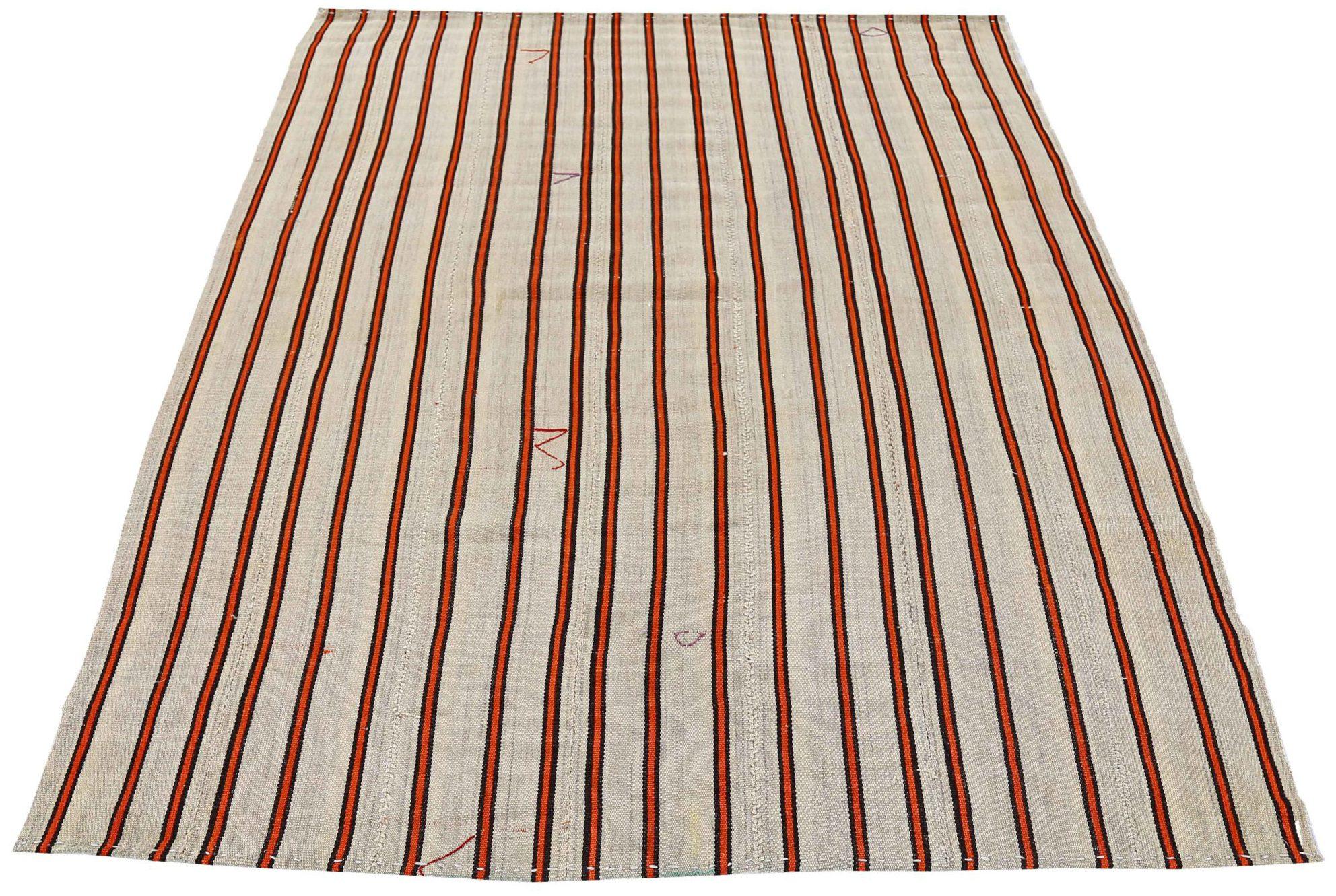 Scopri l'eleganza dei tappeti persiani Jajim quadrati del 1910. Progettato con lana e marrone-avorio-rosso, questo design esclusivo è perfetto per valorizzare il tuo spazio.
