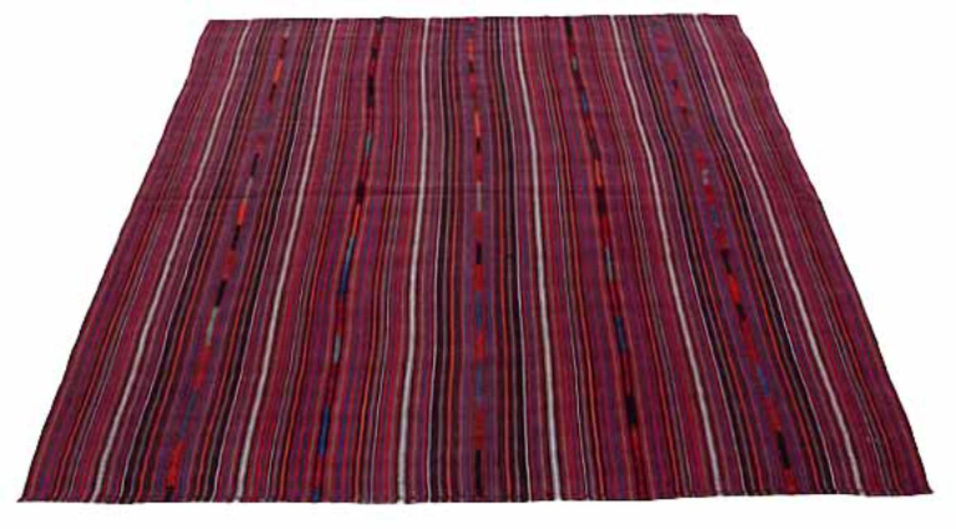 Scopri l'eleganza dei tappeti persiani Jajim quadrati del 1910. Progettato con lana e marrone-arancio-rosso, questo design esclusivo è perfetto per valorizzare il tuo spazio.
