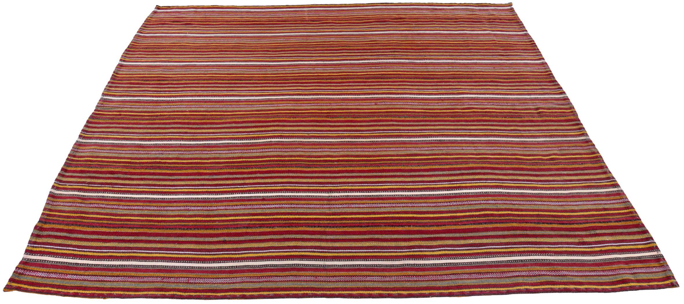 Entdecken Sie die Eleganz der persischen Jajim mit quadratischen Teppichen um 1910. Dieses exklusive Design aus Wolle und Elfenbeinrot-Gelb ist perfekt, um Ihren Raum zu verschönern.